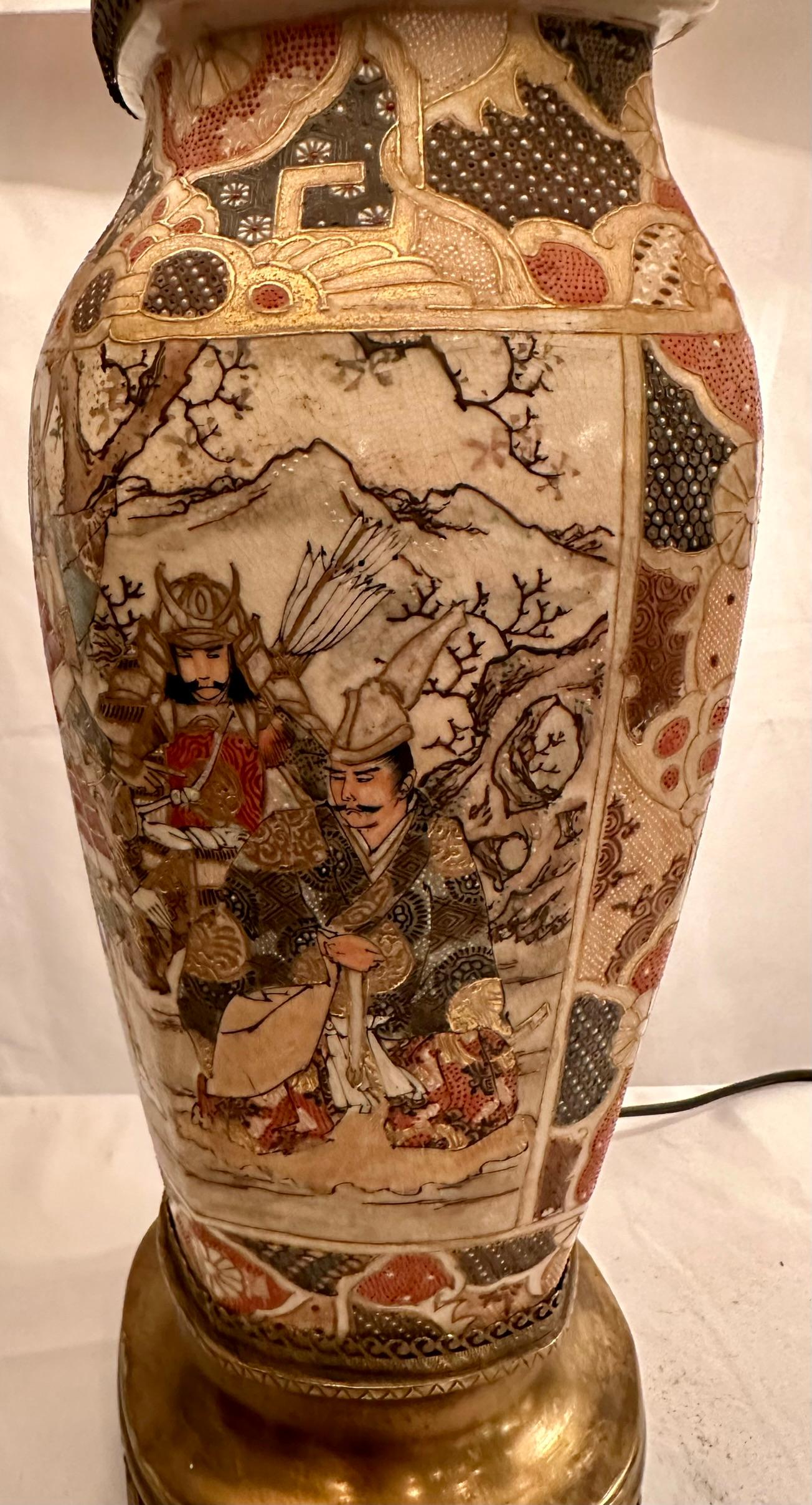 Paire de lampes et d'abat-jour japonaises anciennes en porcelaine de Satsuma, vers 1890-1900. Bon état - En vente à New Orleans, LA