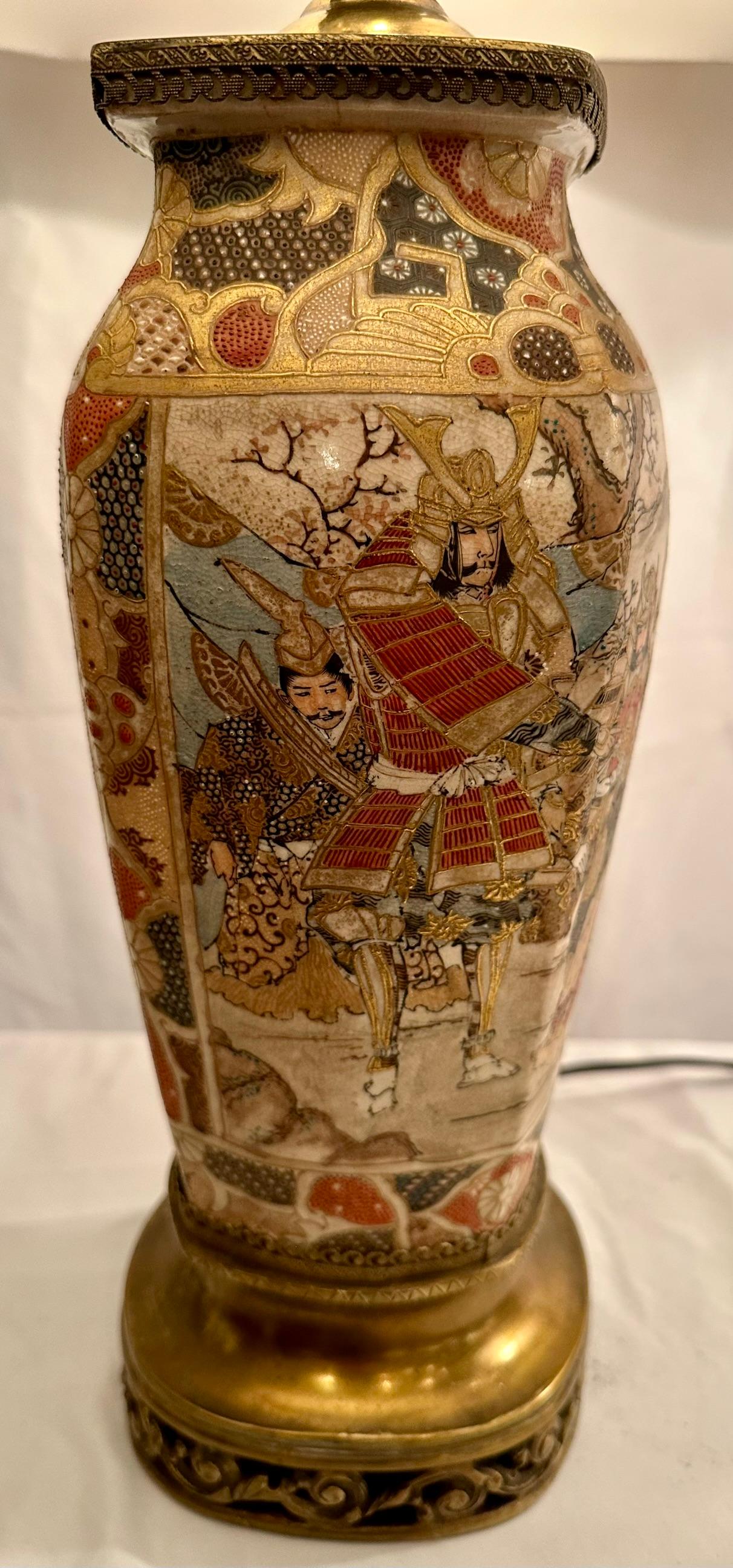 XIXe siècle Paire de lampes et d'abat-jour japonaises anciennes en porcelaine de Satsuma, vers 1890-1900. en vente