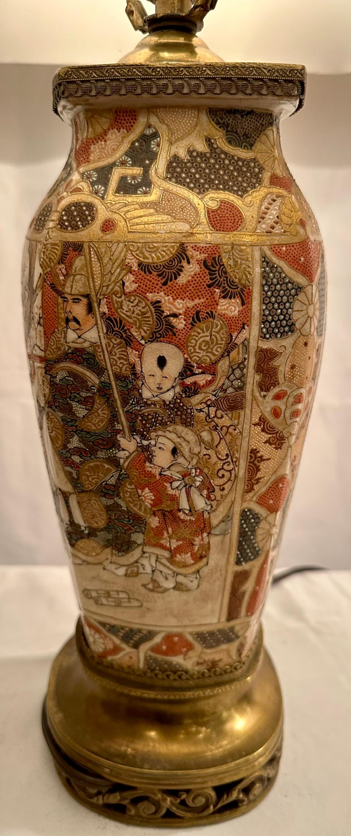Porcelaine Paire de lampes et d'abat-jour japonaises anciennes en porcelaine de Satsuma, vers 1890-1900. en vente
