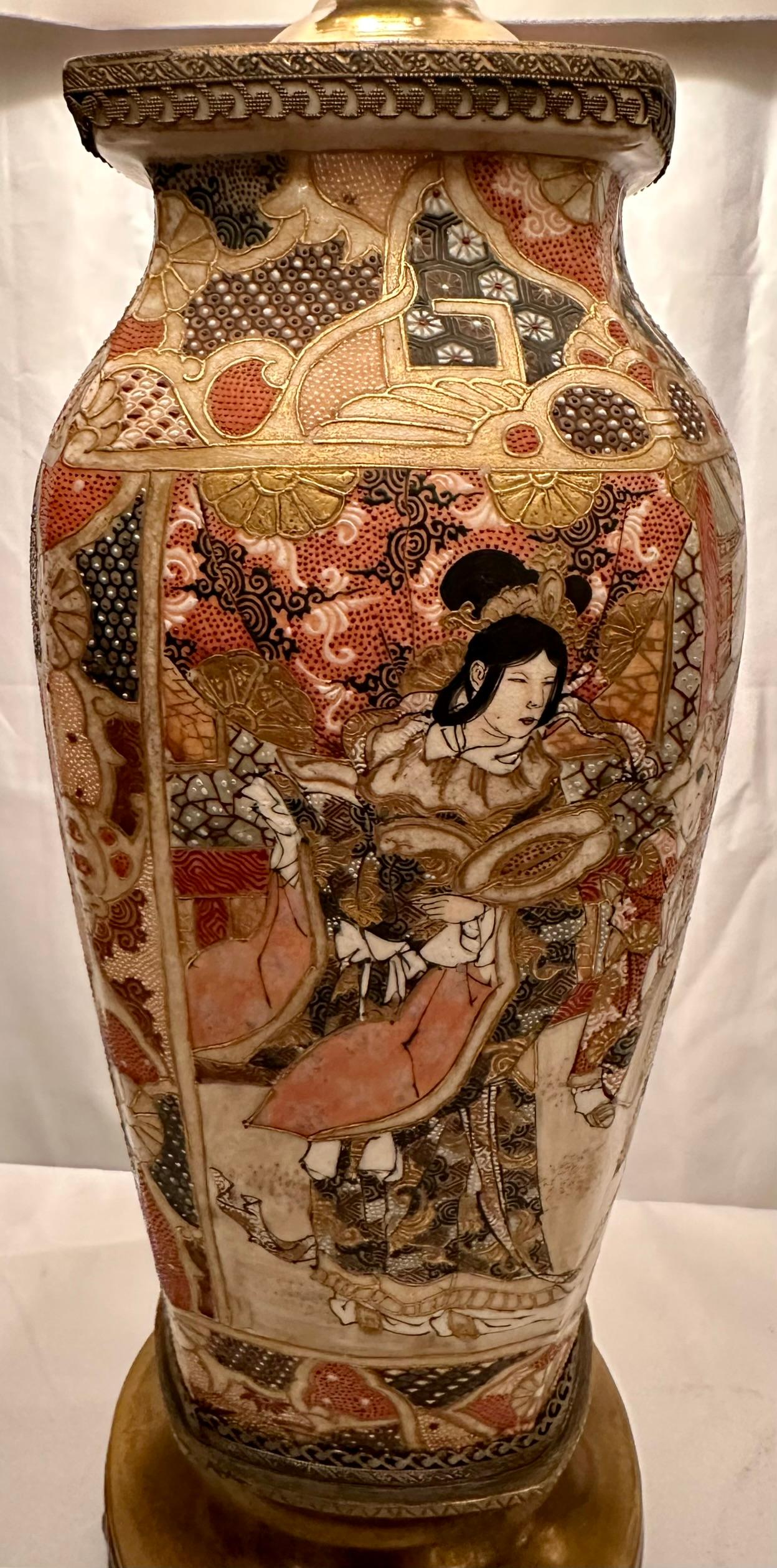 Paire de lampes et d'abat-jour japonaises anciennes en porcelaine de Satsuma, vers 1890-1900. en vente 3