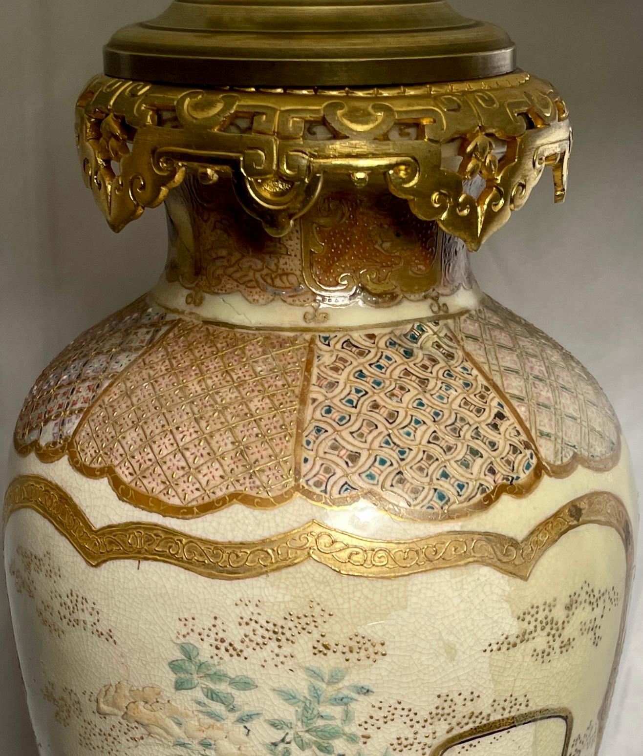 Japonais Paire de lampes japonaises anciennes en porcelaine de Satsuma avec montures en bronze doré, vers 1890 en vente