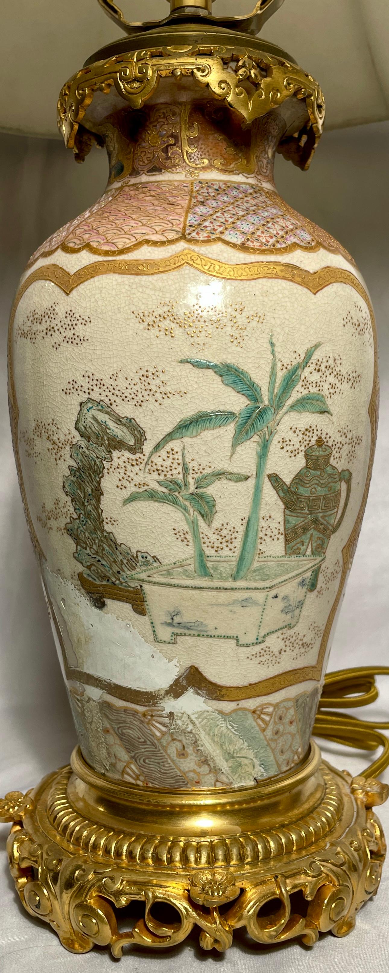 XIXe siècle Paire de lampes japonaises anciennes en porcelaine de Satsuma avec montures en bronze doré, vers 1890 en vente