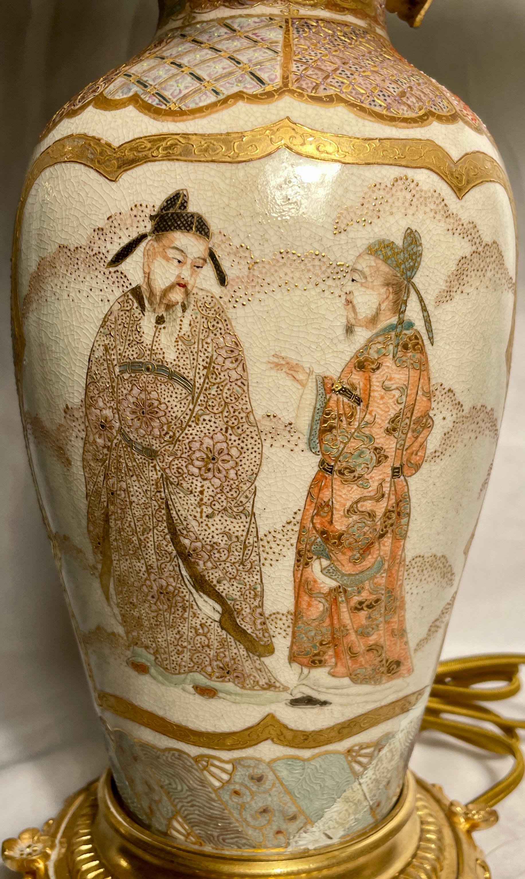 Céramique Paire de lampes japonaises anciennes en porcelaine de Satsuma avec montures en bronze doré, vers 1890 en vente