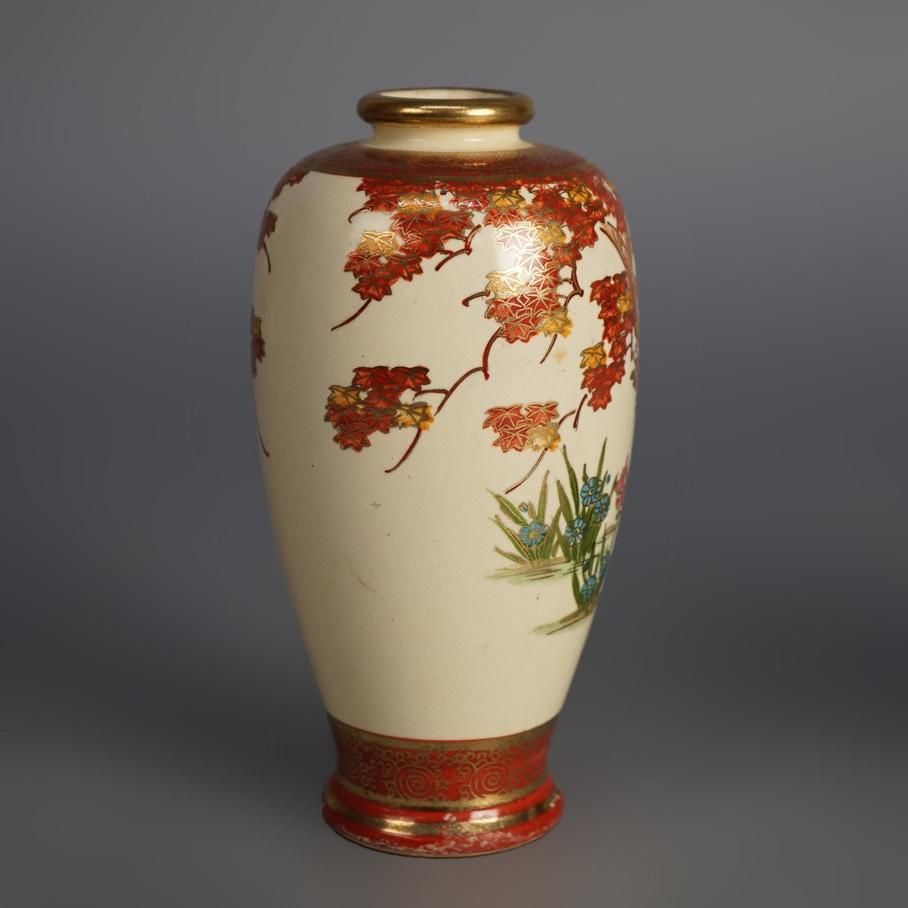 Paar antike japanische Satsuma-Porzellanvasen, Genre- und Gartenszenen, C1920 (Handbemalt) im Angebot