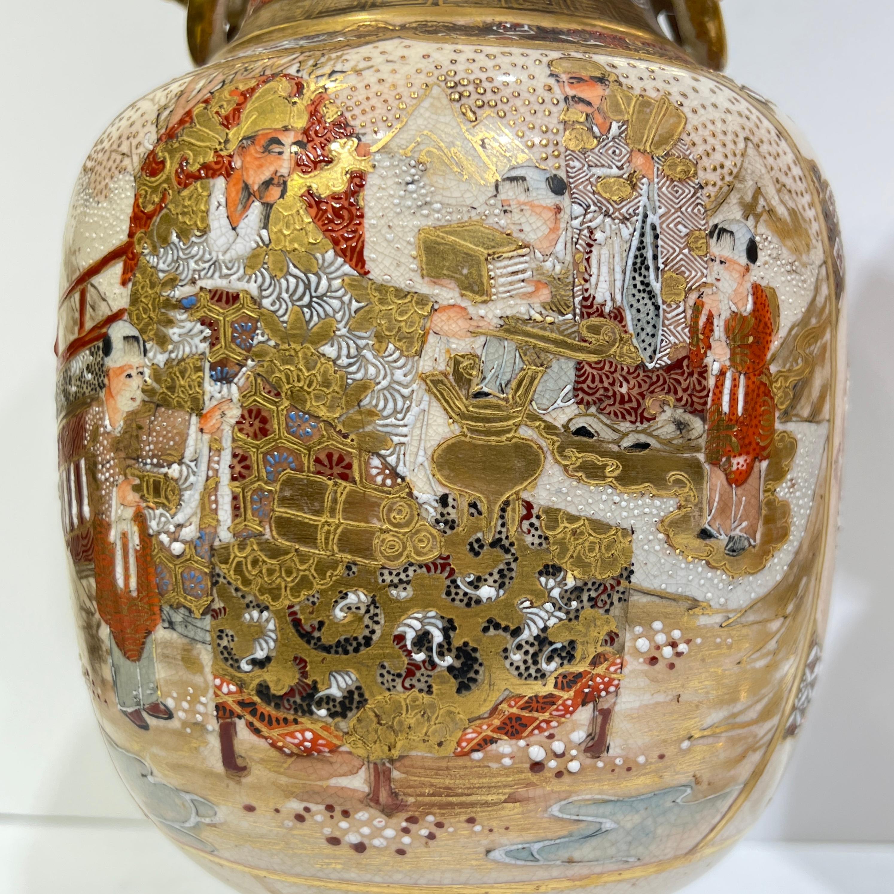 Paire de vases anciens japonais Satsuma représentant des samouraïs en vente 3