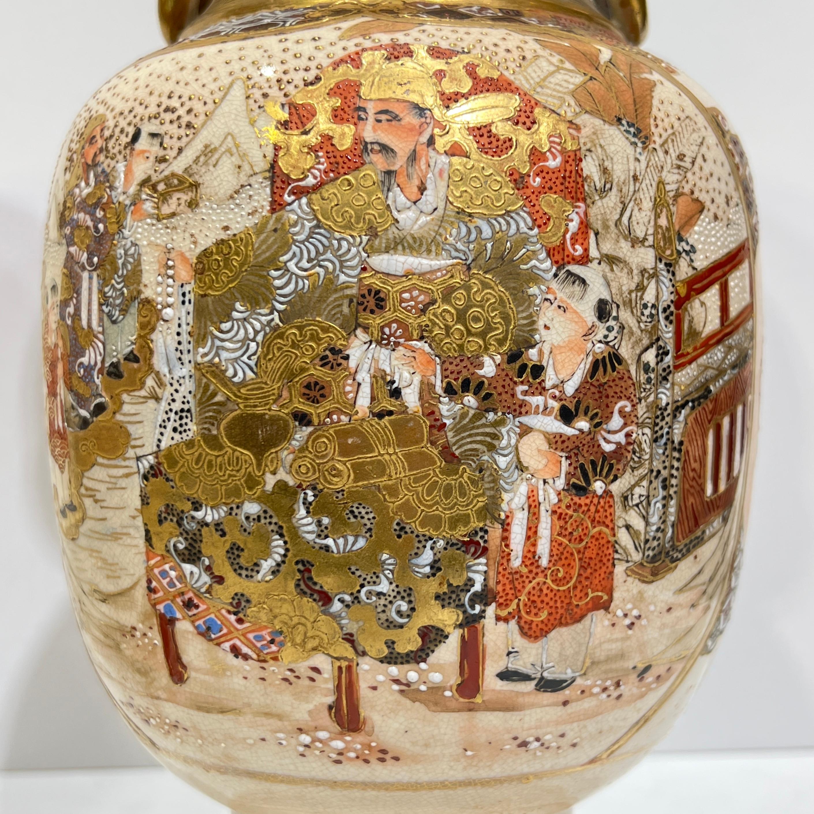 Paire de vases anciens japonais Satsuma représentant des samouraïs en vente 5