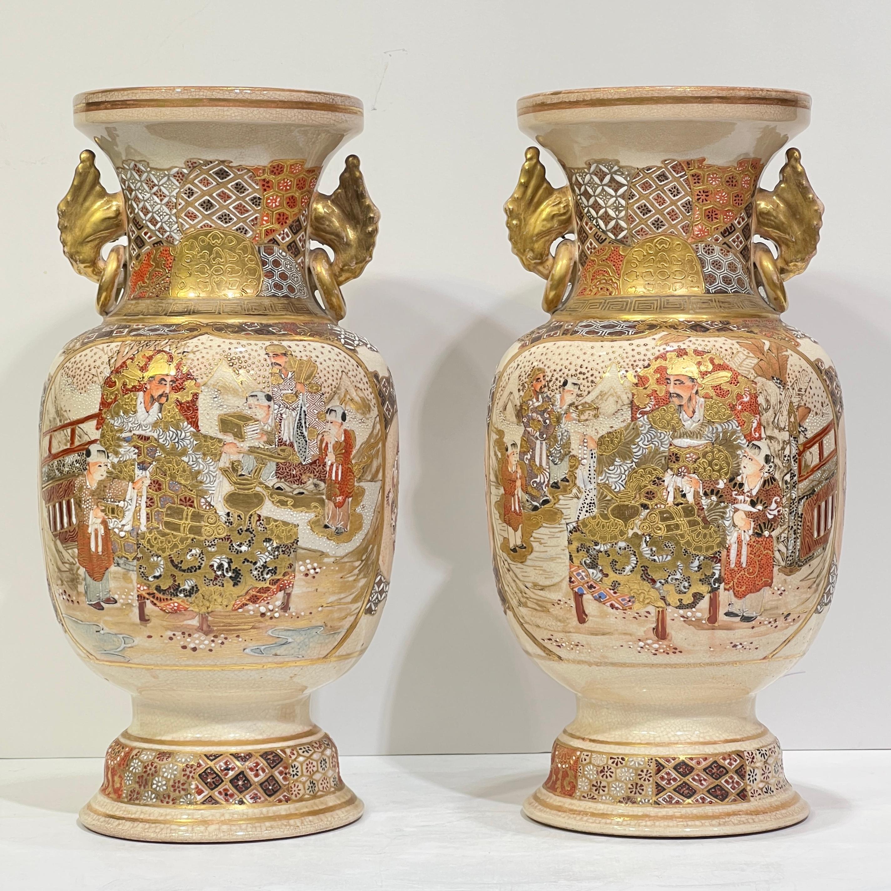 Meiji Paire de vases anciens japonais Satsuma représentant des samouraïs en vente