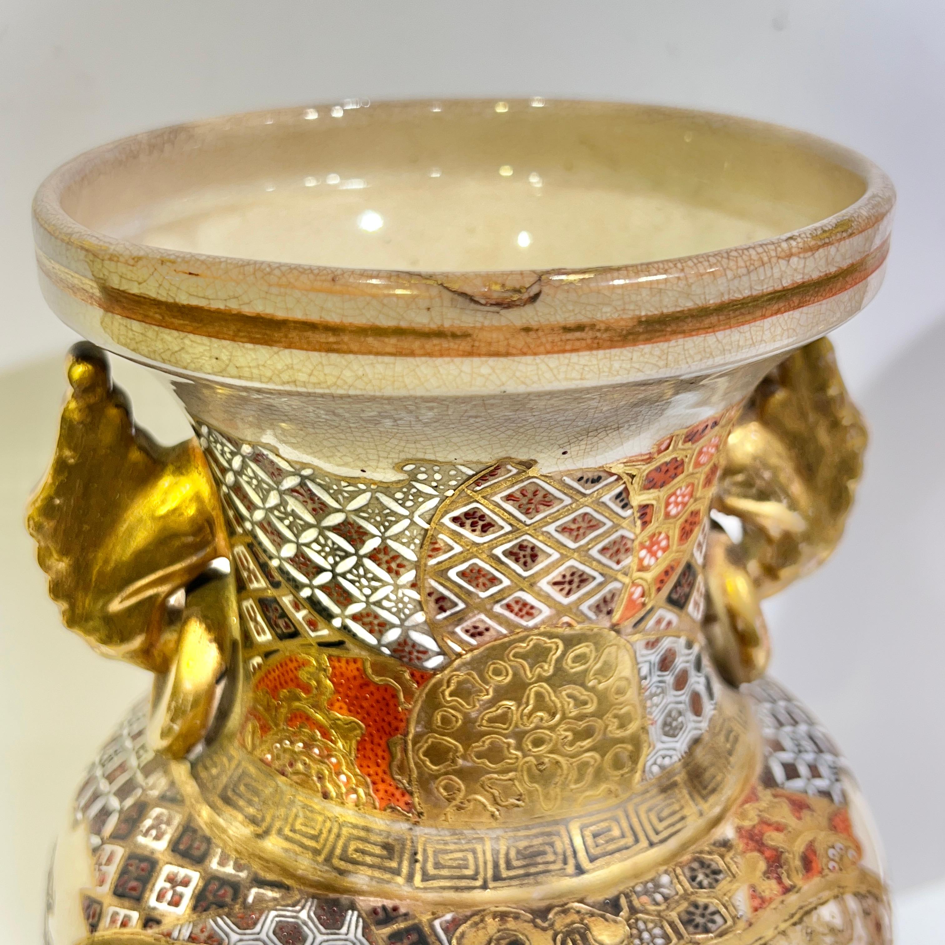 Japonais Paire de vases anciens japonais Satsuma représentant des samouraïs en vente