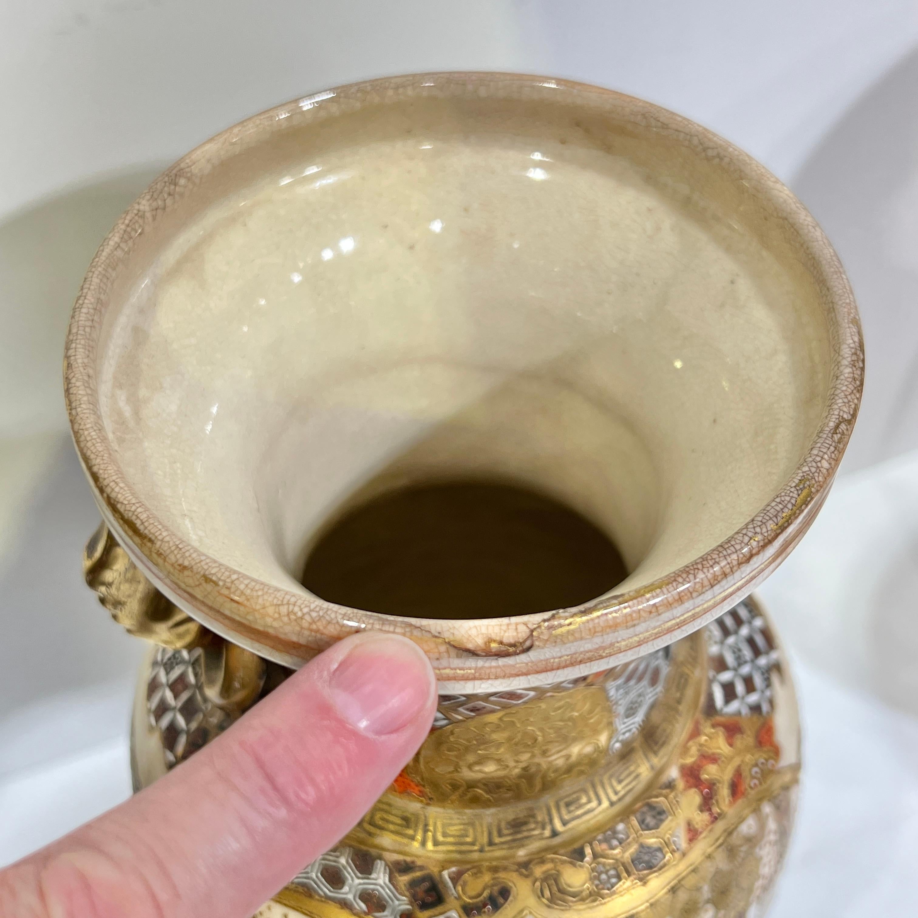 Paire de vases anciens japonais Satsuma représentant des samouraïs Bon état - En vente à New York, NY
