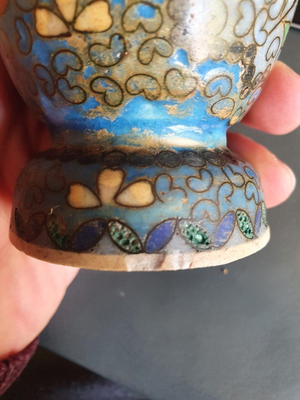 Beschreibung

Ein Paar japanische Totai Shippo Cloisonne (Cloisonné ) Keramikvasen. Die Vasen haben den üblichen cremefarbenen Körper, der normalerweise mit Satsuma-Ware assoziiert wird. Es ist mit einer großen Anzahl von kleinen Messing-Cloisons