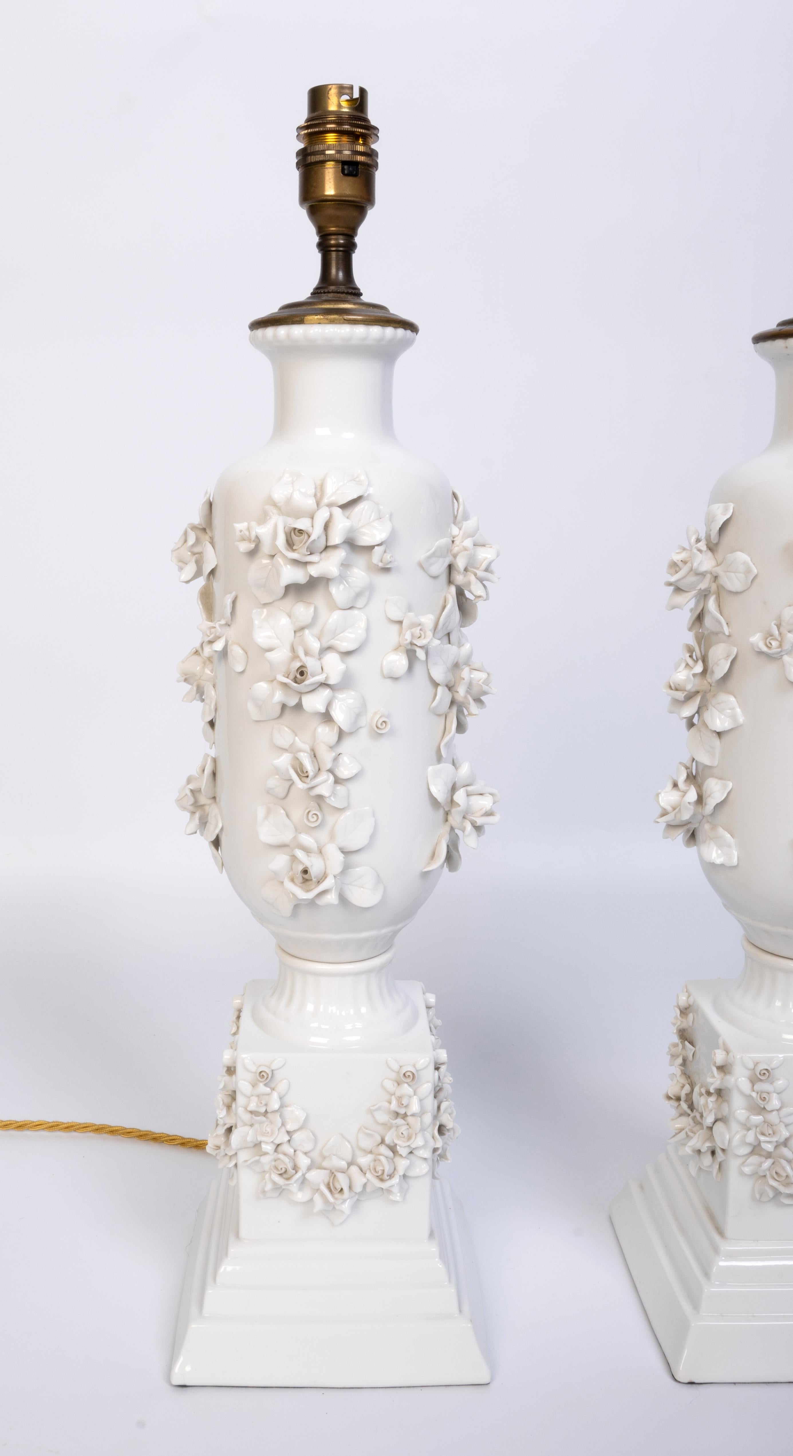 Paire de lampes de bureau japonaises anciennes en porcelaine blanche incrustées de fleurs  C.1920 en vente 4