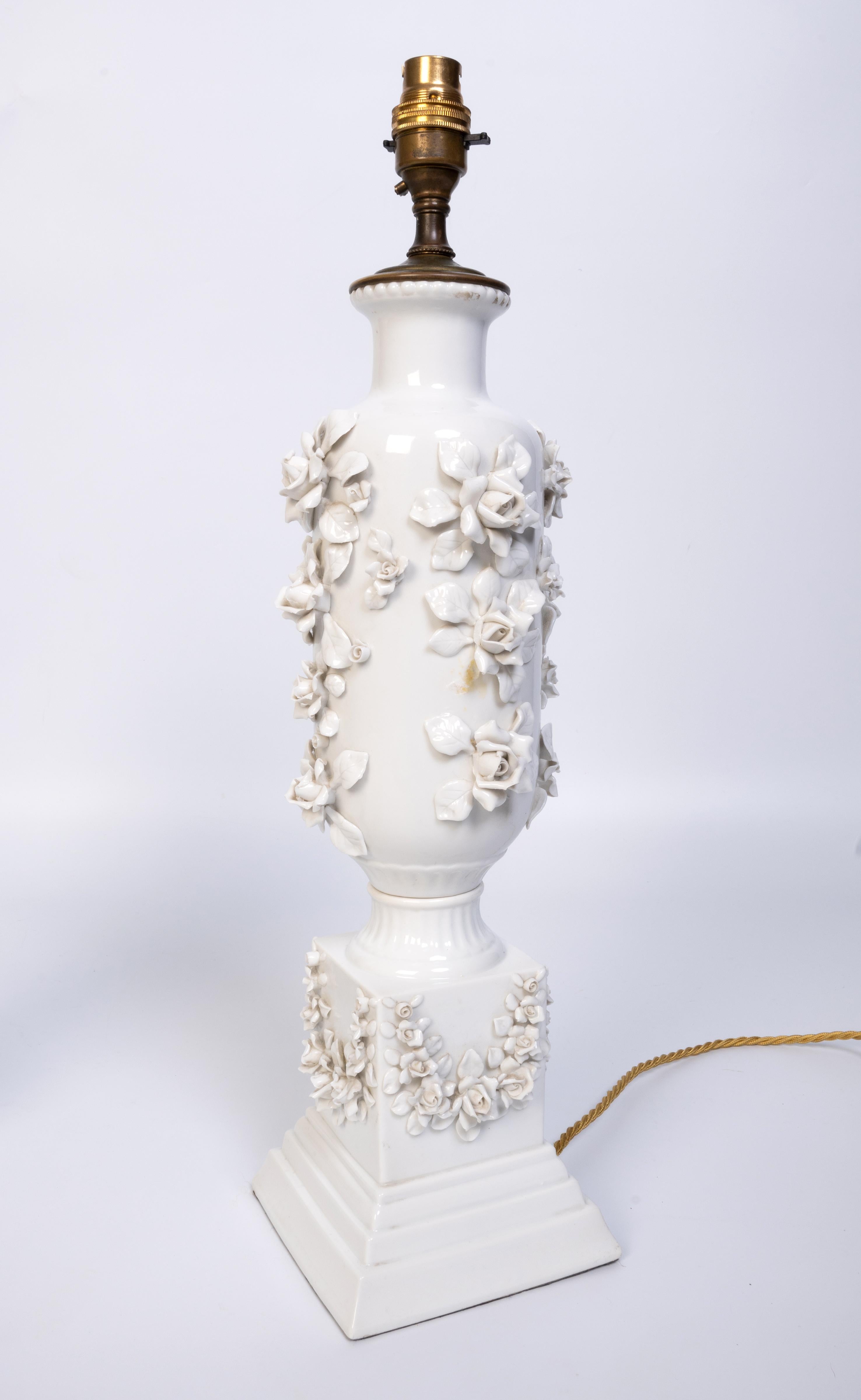 Paire de lampes de bureau japonaises anciennes en porcelaine blanche incrustées de fleurs  C.1920 en vente 6