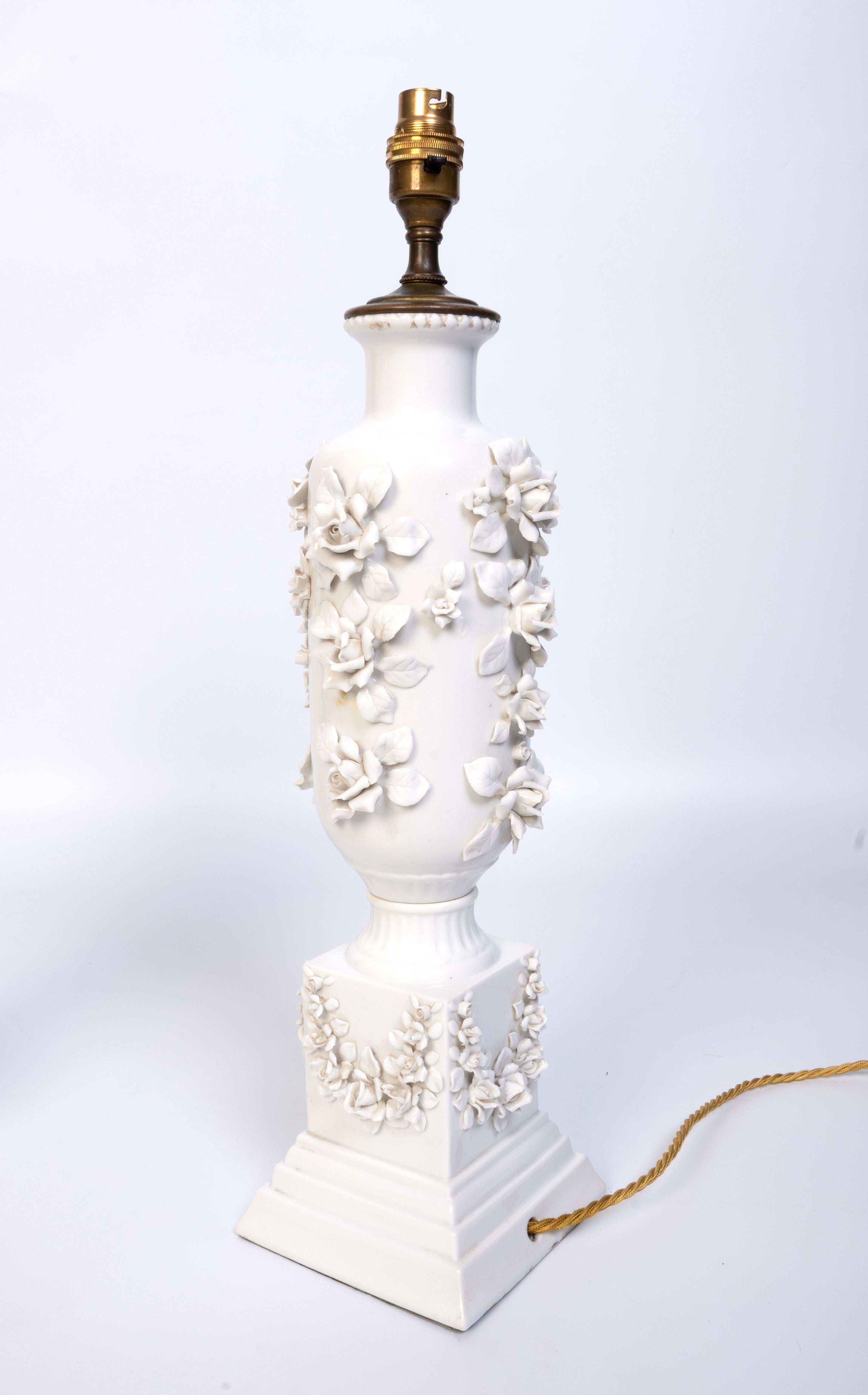 Paire de lampes de bureau japonaises anciennes en porcelaine blanche incrustées de fleurs  C.1920 en vente 7