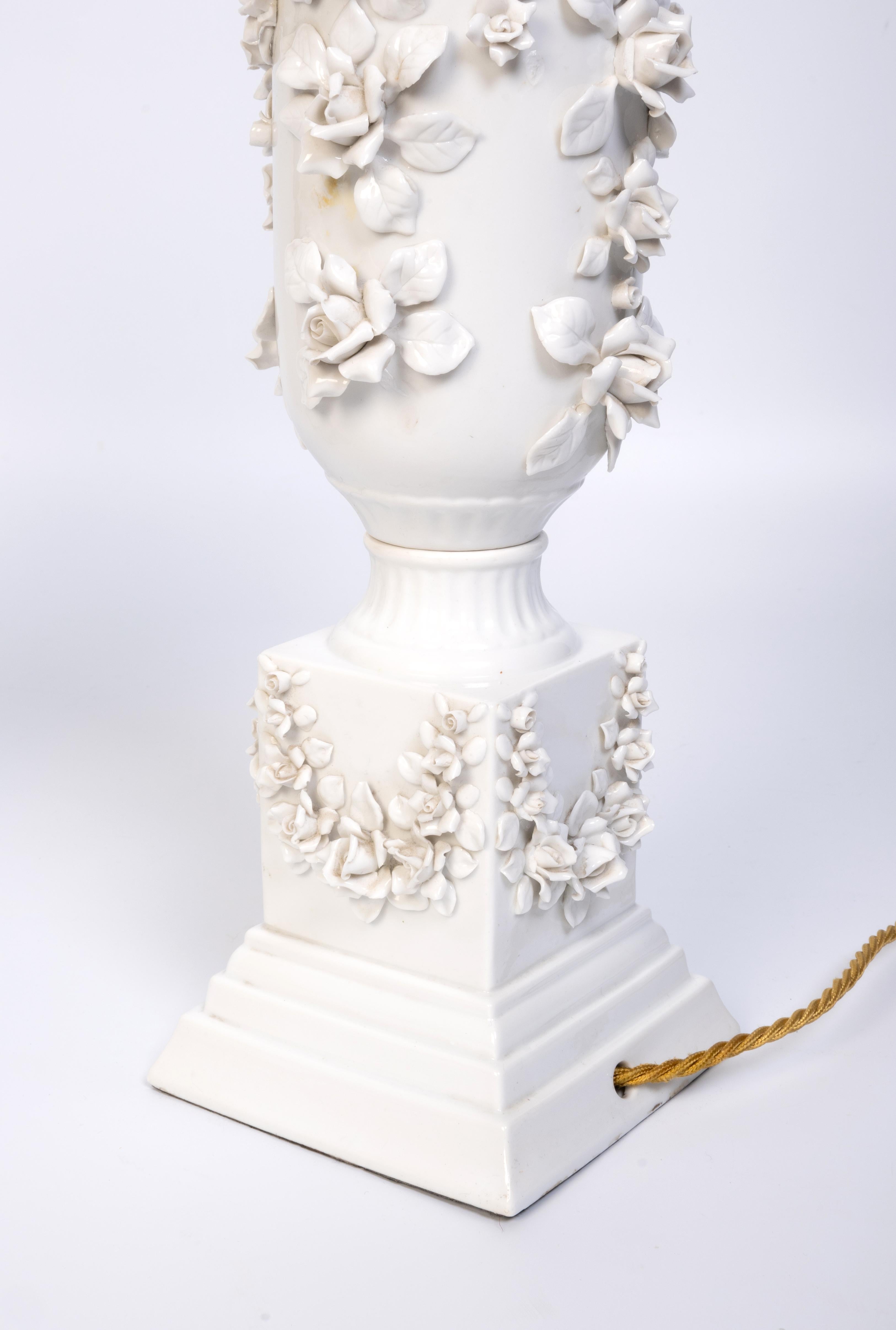 Paire de lampes de bureau japonaises anciennes en porcelaine blanche incrustées de fleurs  C.1920 en vente 8