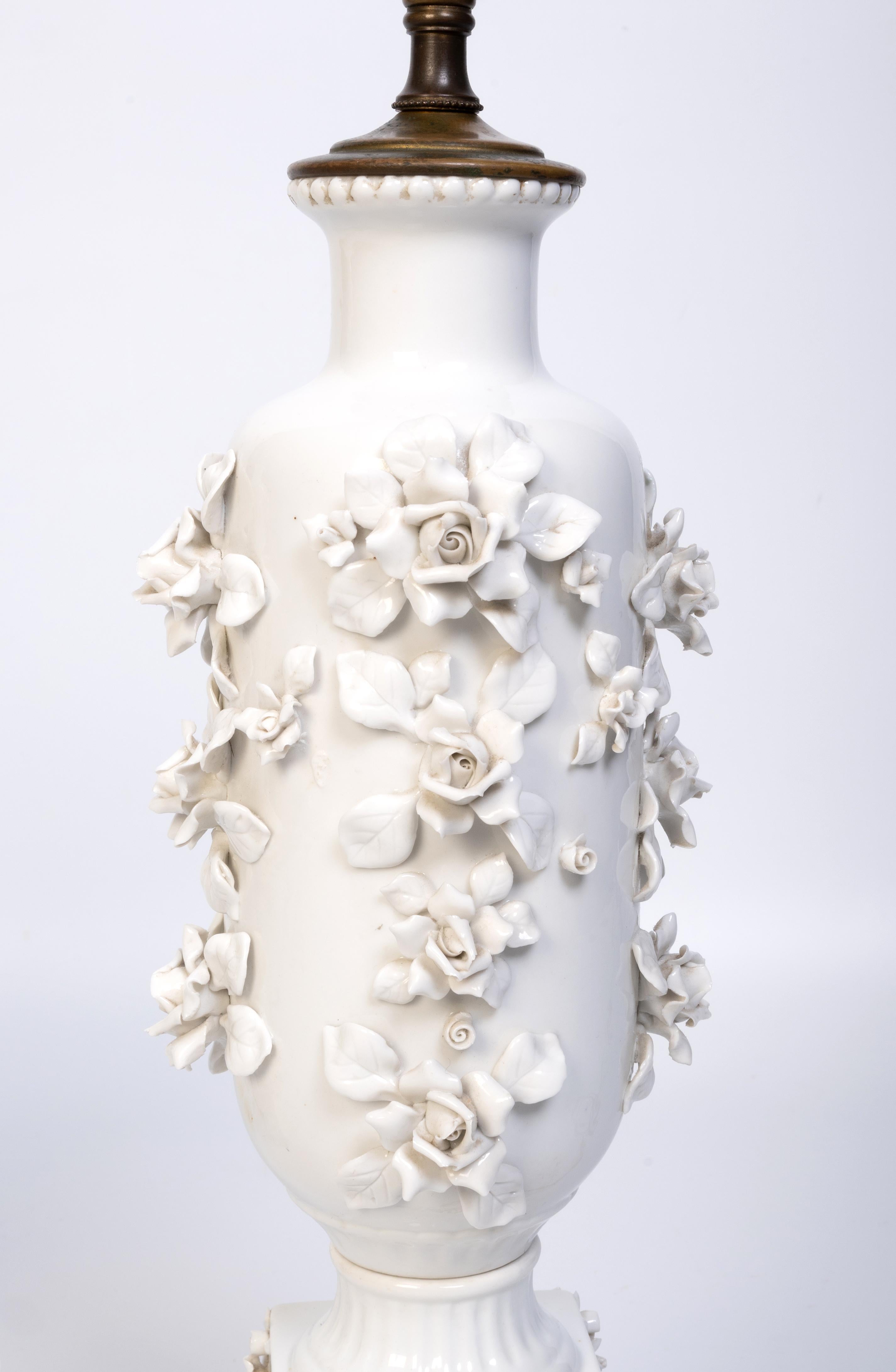 Paire de lampes de bureau japonaises anciennes en porcelaine blanche incrustées de fleurs  C.1920 en vente 9