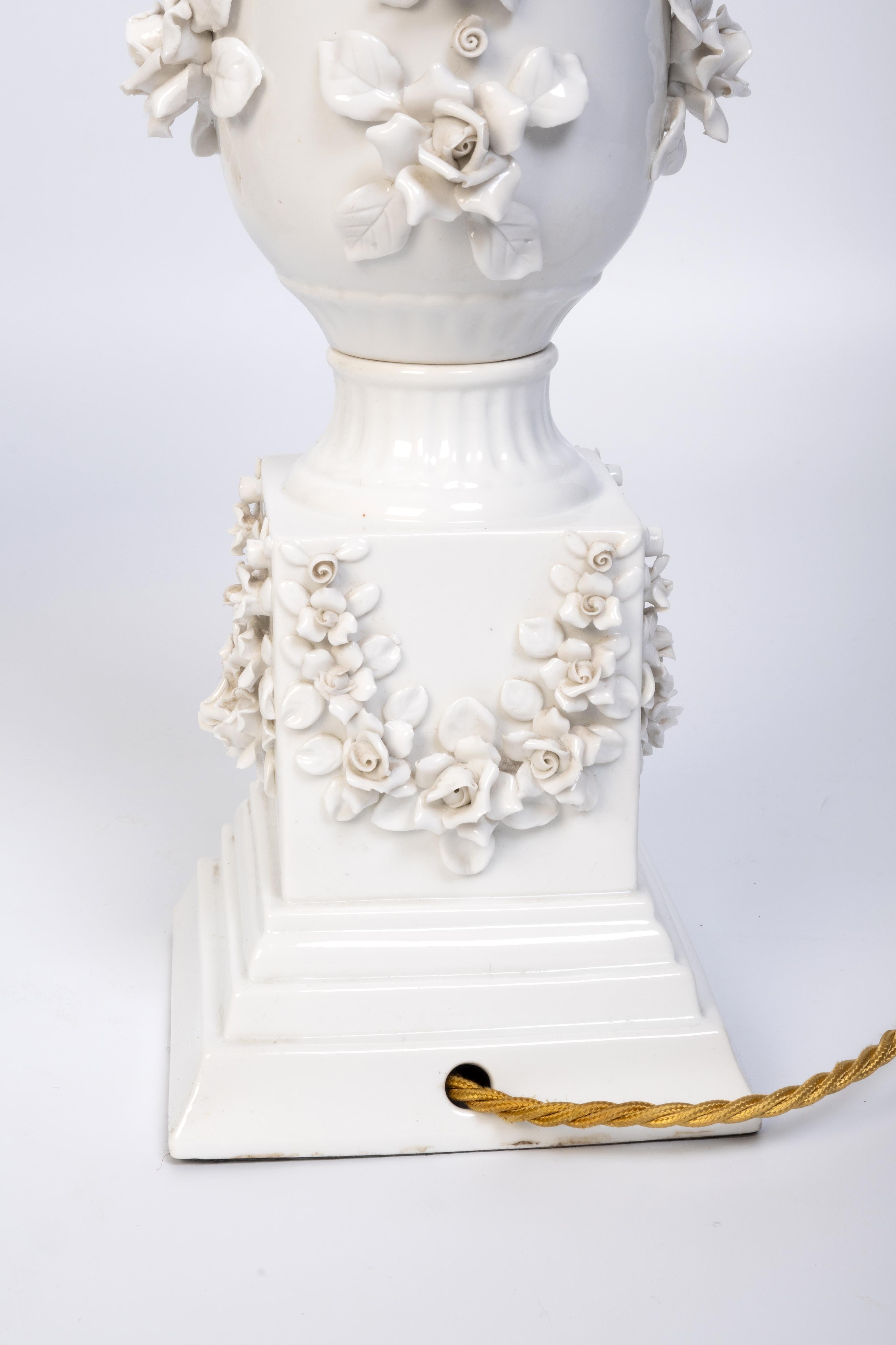 Paire de lampes de bureau japonaises anciennes en porcelaine blanche incrustées de fleurs  C.1920 en vente 10