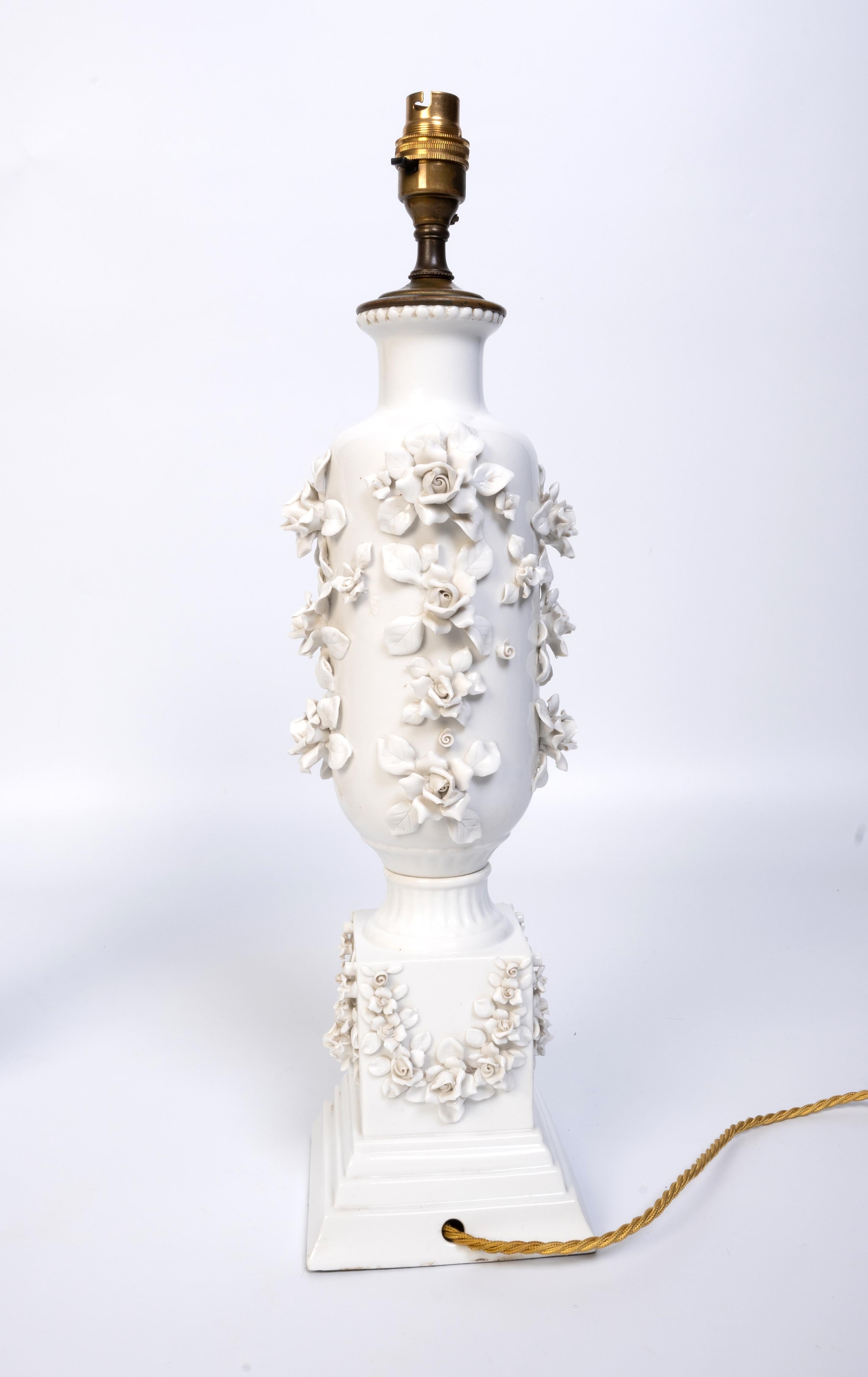 Paire de lampes de bureau japonaises anciennes en porcelaine blanche incrustées de fleurs  C.1920 en vente 11