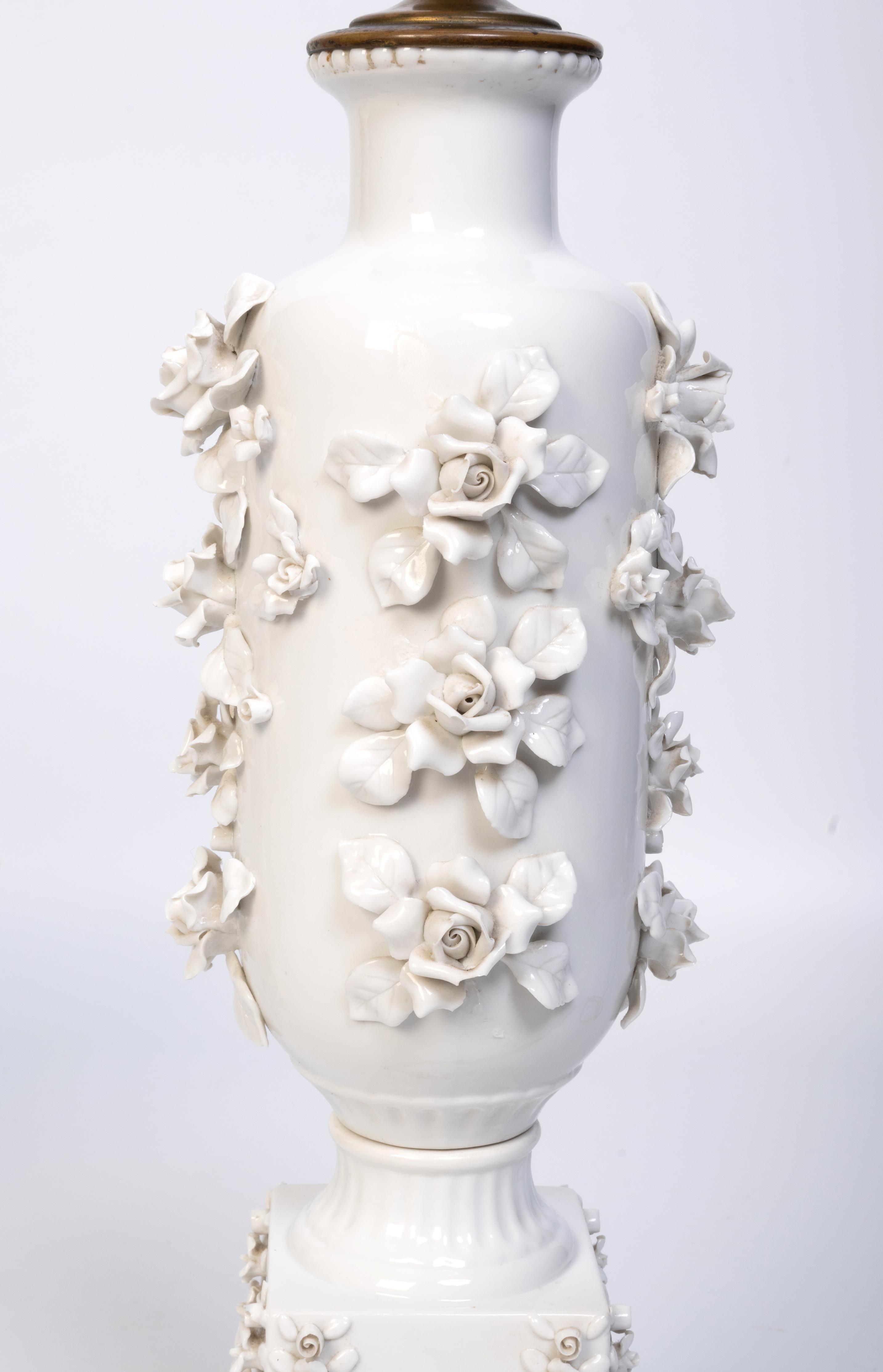 Paire de lampes de bureau japonaises anciennes en porcelaine blanche incrustées de fleurs  C.1920 en vente 12