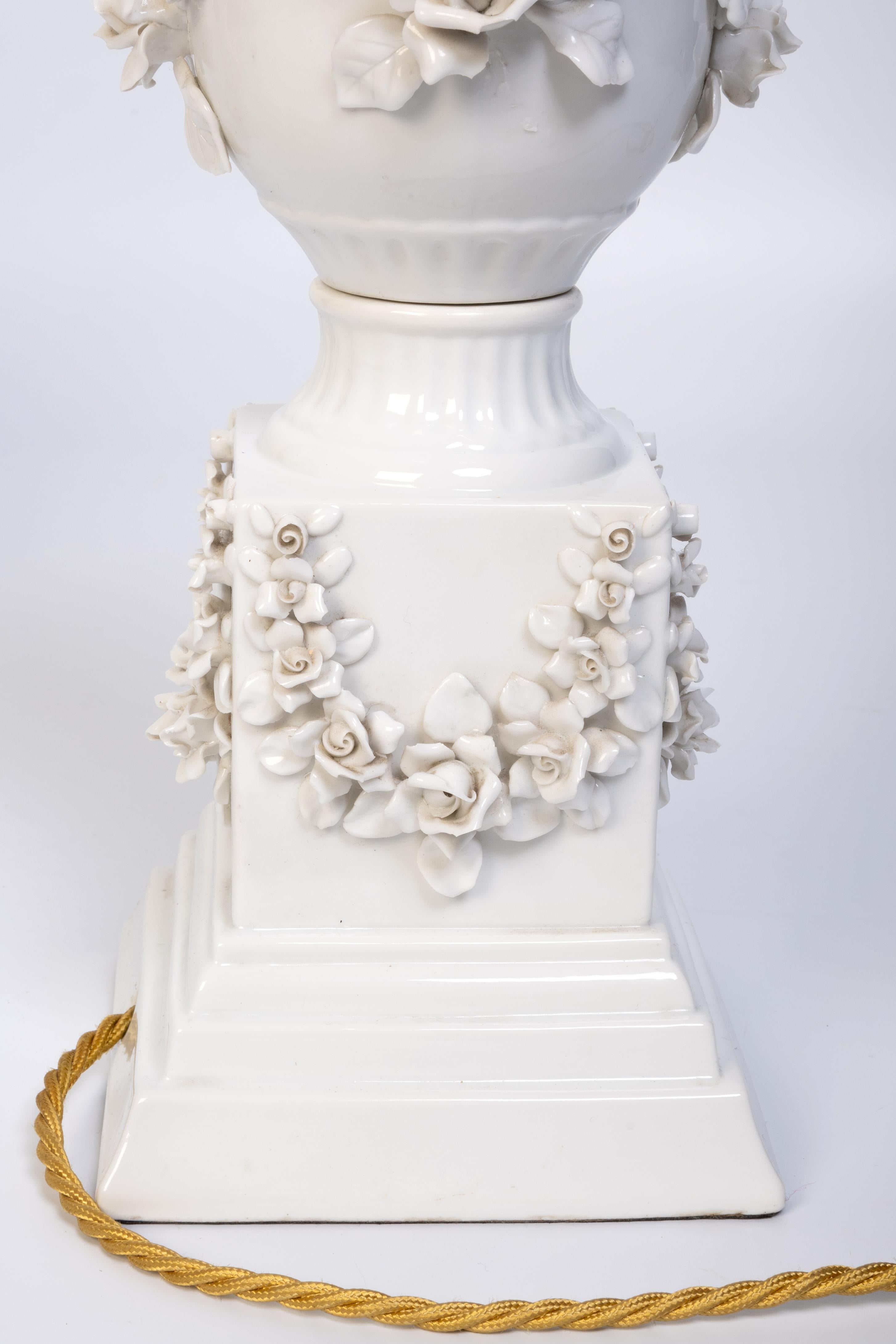 Paire de lampes de bureau japonaises anciennes en porcelaine blanche incrustées de fleurs  C.1920 en vente 13