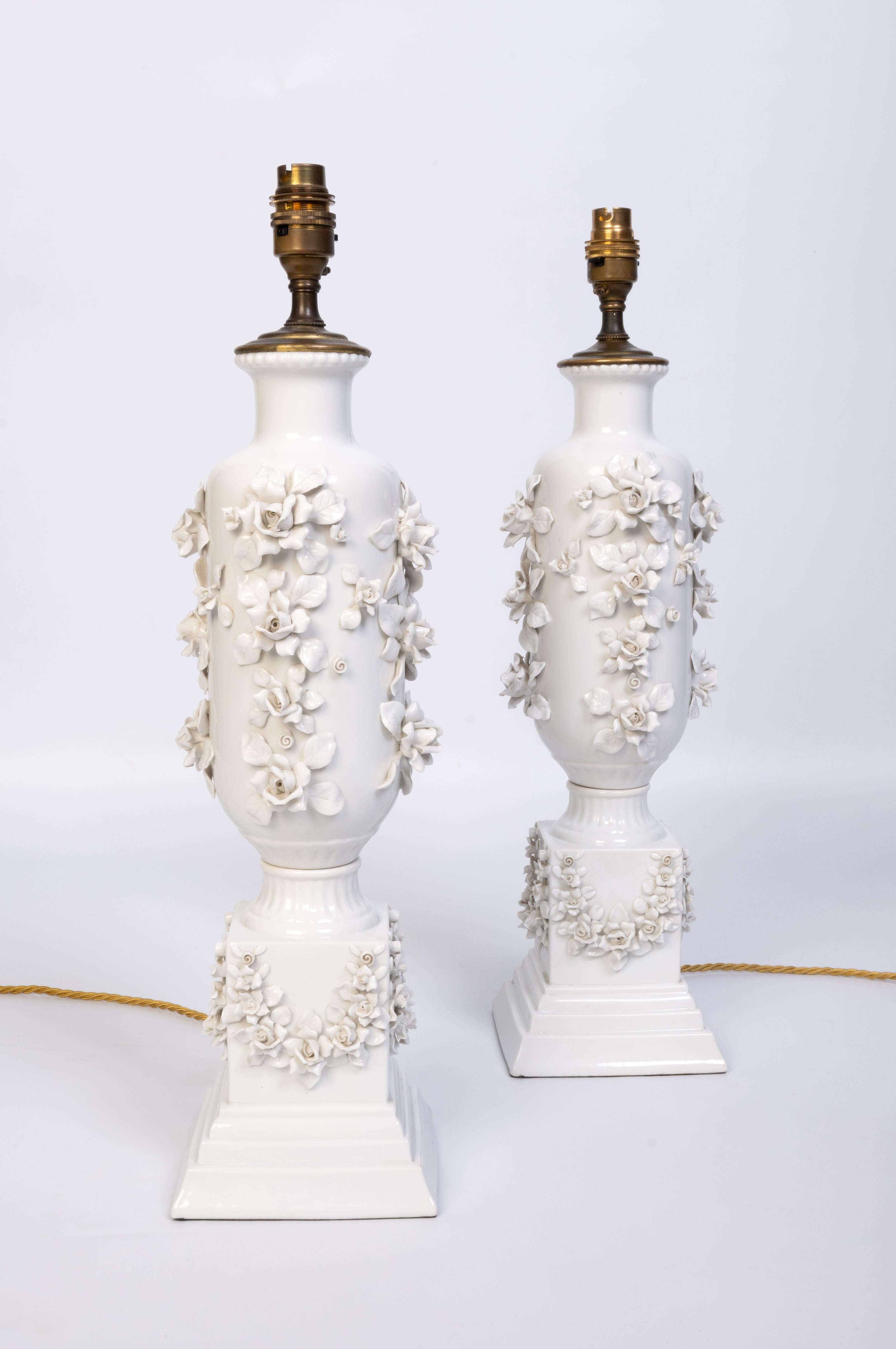 Paire de lampes de table en porcelaine blanche incrustée de fleurs A.I C. C.1920

En très bon état, compte tenu de l'âge. Pertes mineures aux pétales.
