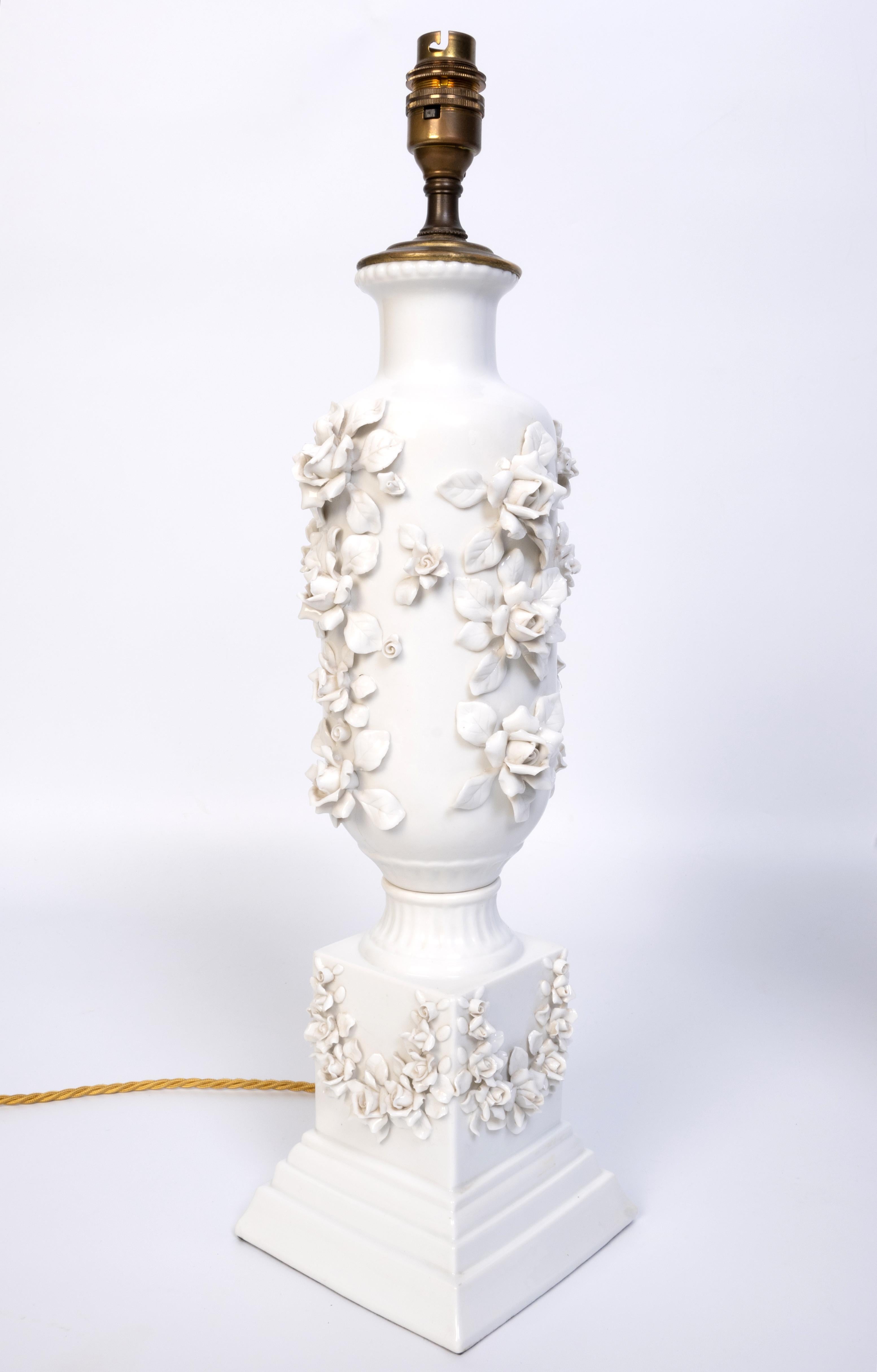 Japonais Paire de lampes de bureau japonaises anciennes en porcelaine blanche incrustées de fleurs  C.1920 en vente