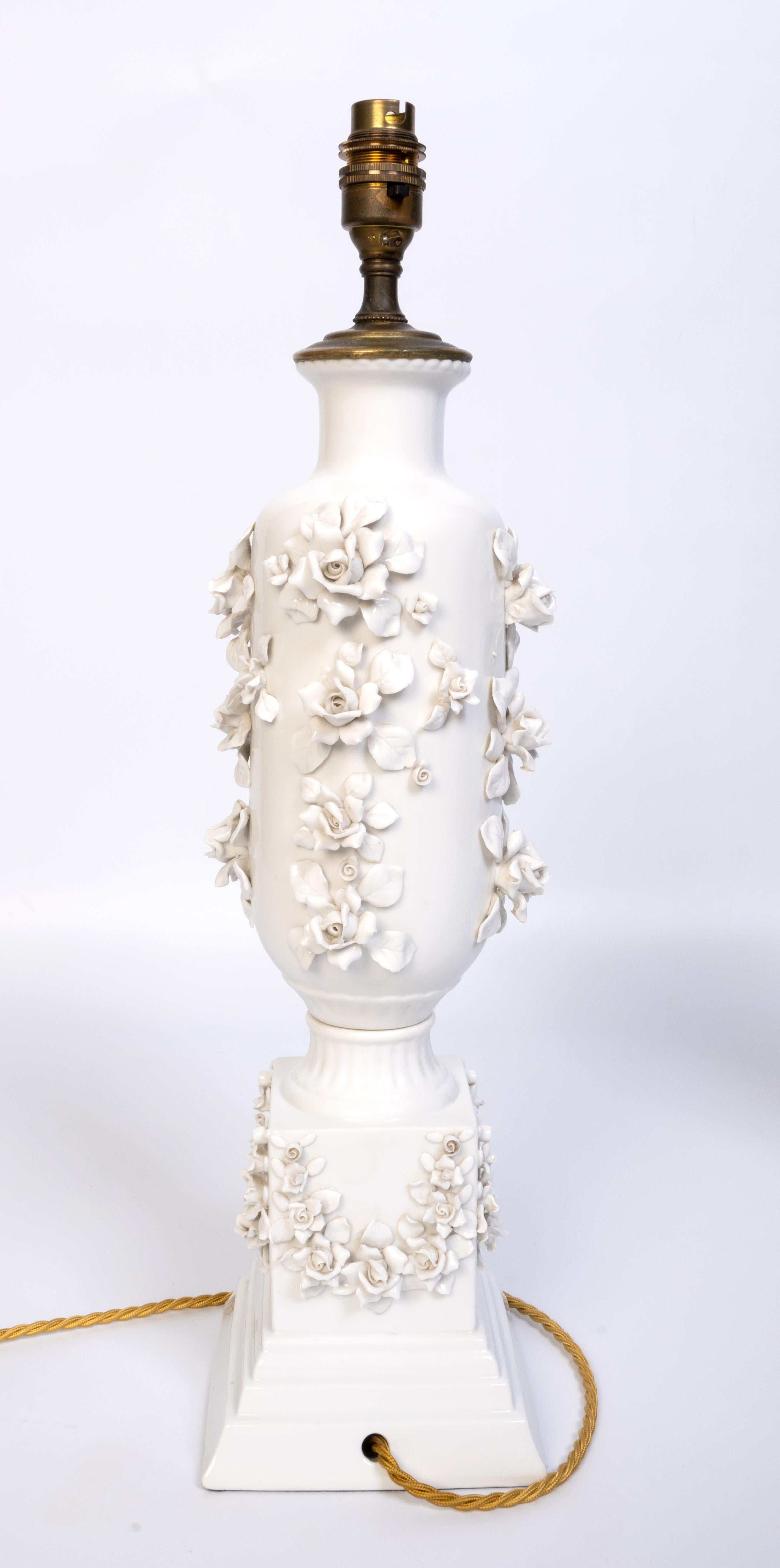 20ième siècle Paire de lampes de bureau japonaises anciennes en porcelaine blanche incrustées de fleurs  C.1920 en vente