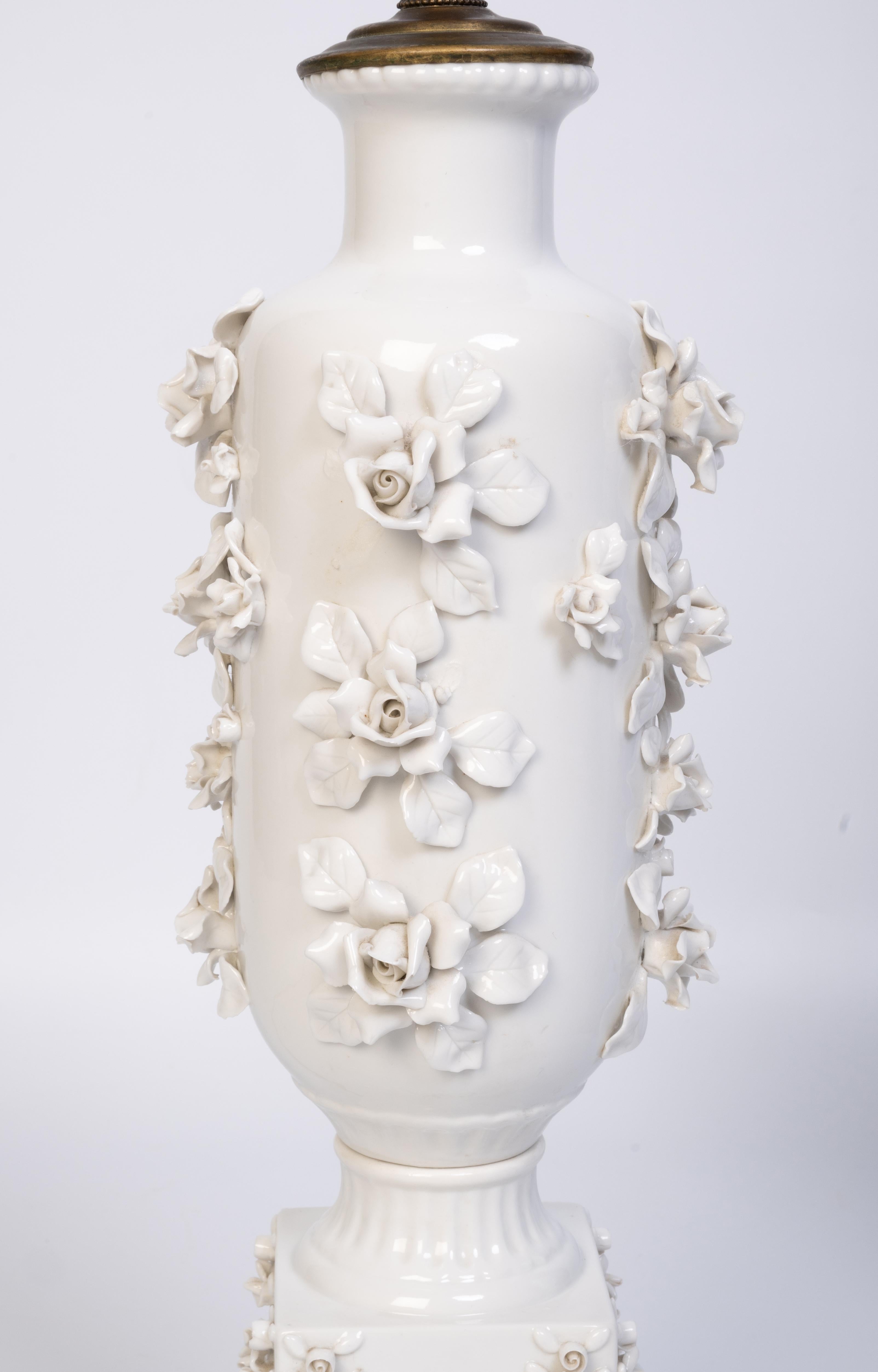 Porcelaine Paire de lampes de bureau japonaises anciennes en porcelaine blanche incrustées de fleurs  C.1920 en vente
