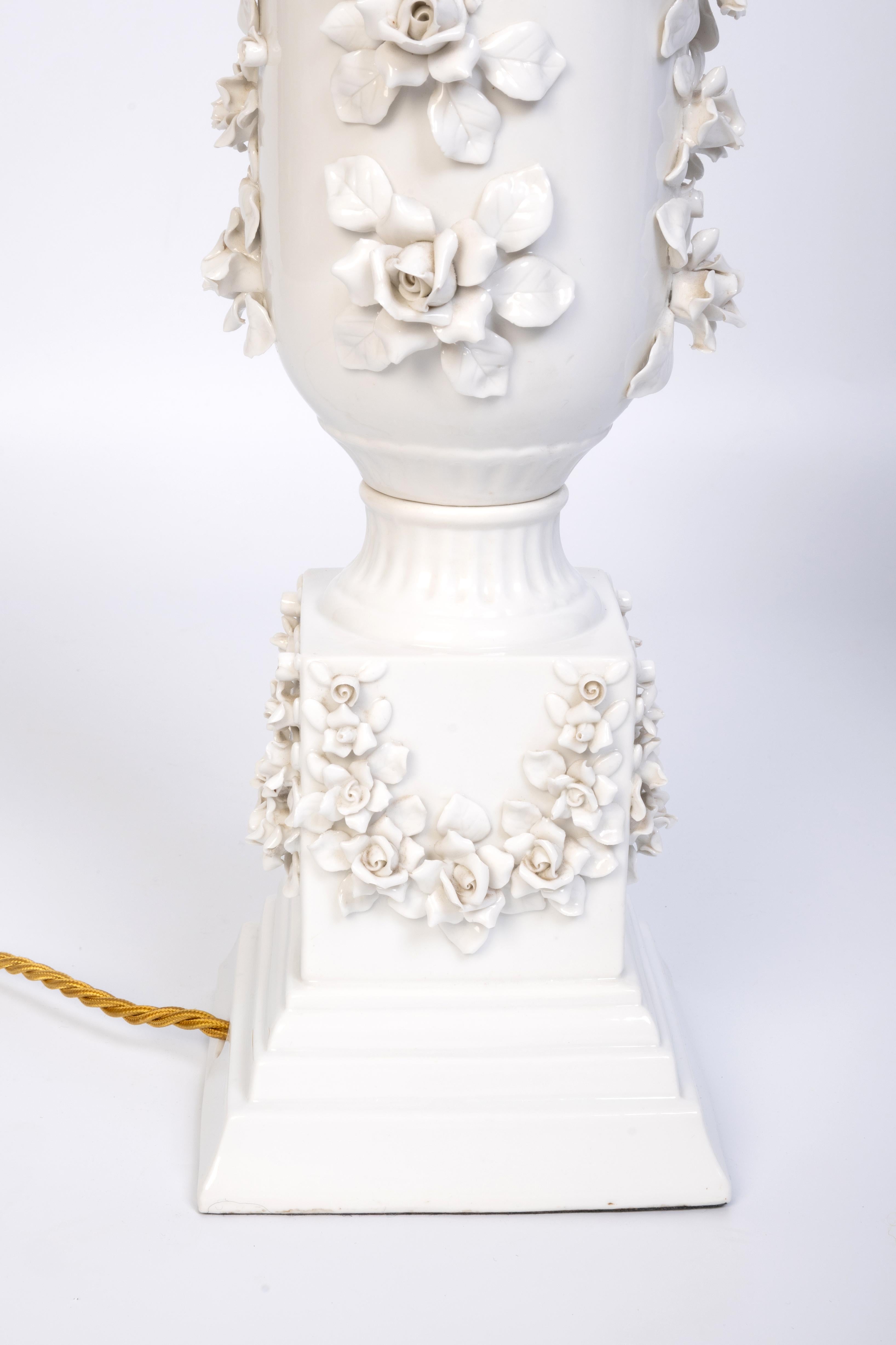 Paire de lampes de bureau japonaises anciennes en porcelaine blanche incrustées de fleurs  C.1920 en vente 1