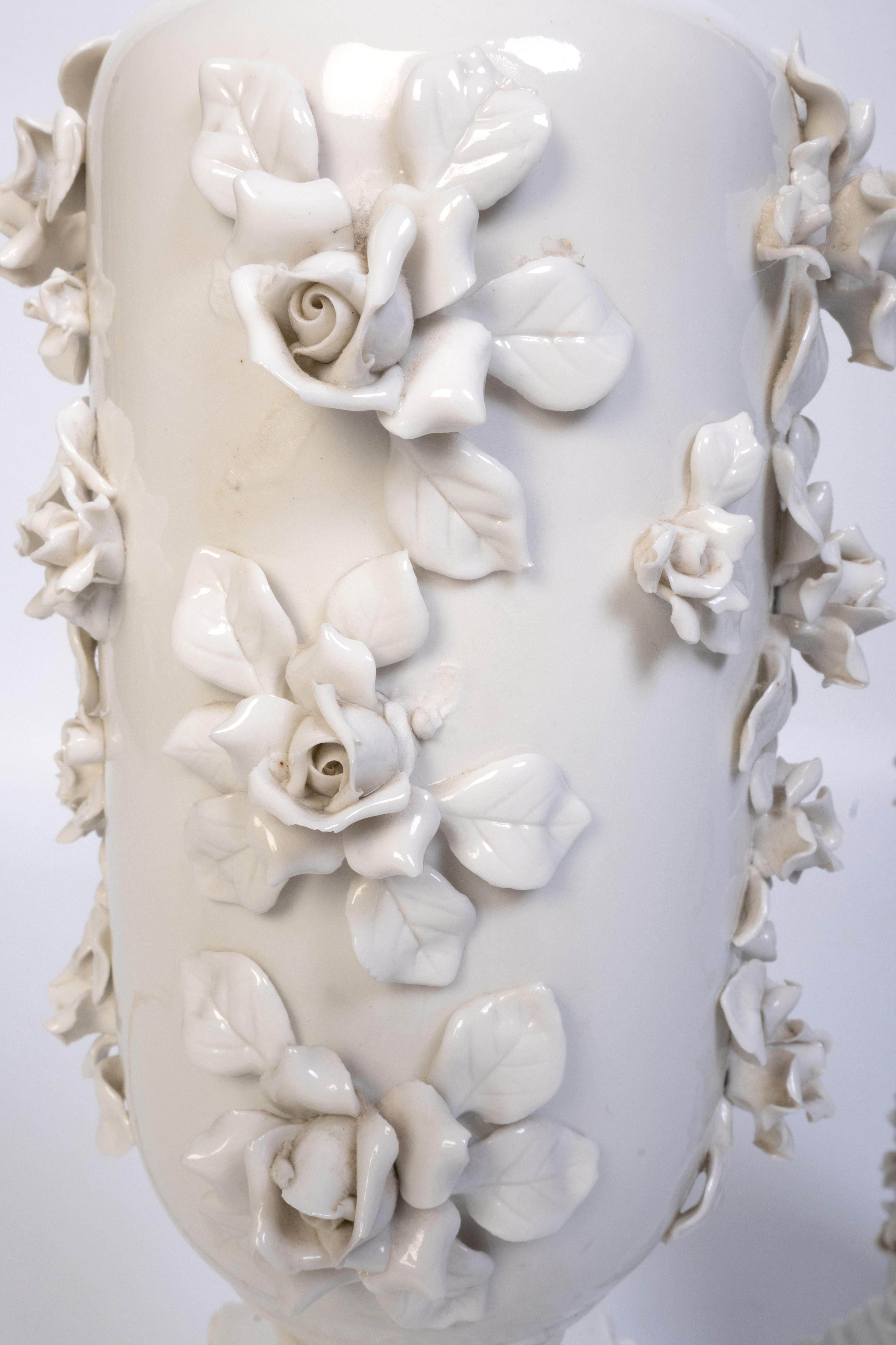 Paire de lampes de bureau japonaises anciennes en porcelaine blanche incrustées de fleurs  C.1920 en vente 2