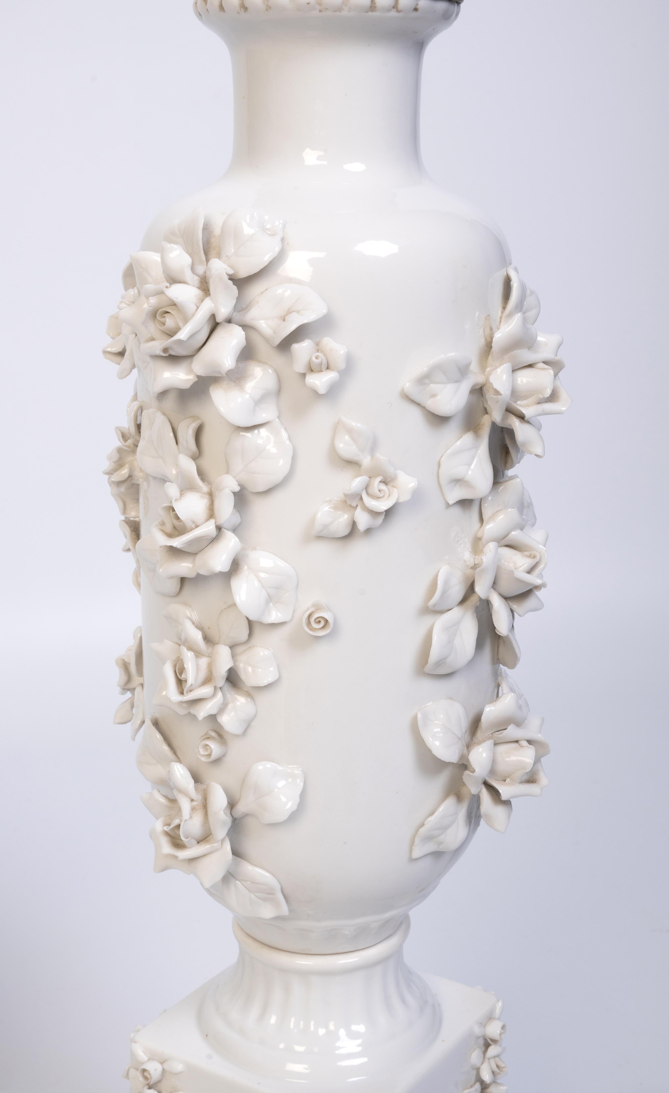 Paire de lampes de bureau japonaises anciennes en porcelaine blanche incrustées de fleurs  C.1920 en vente 3