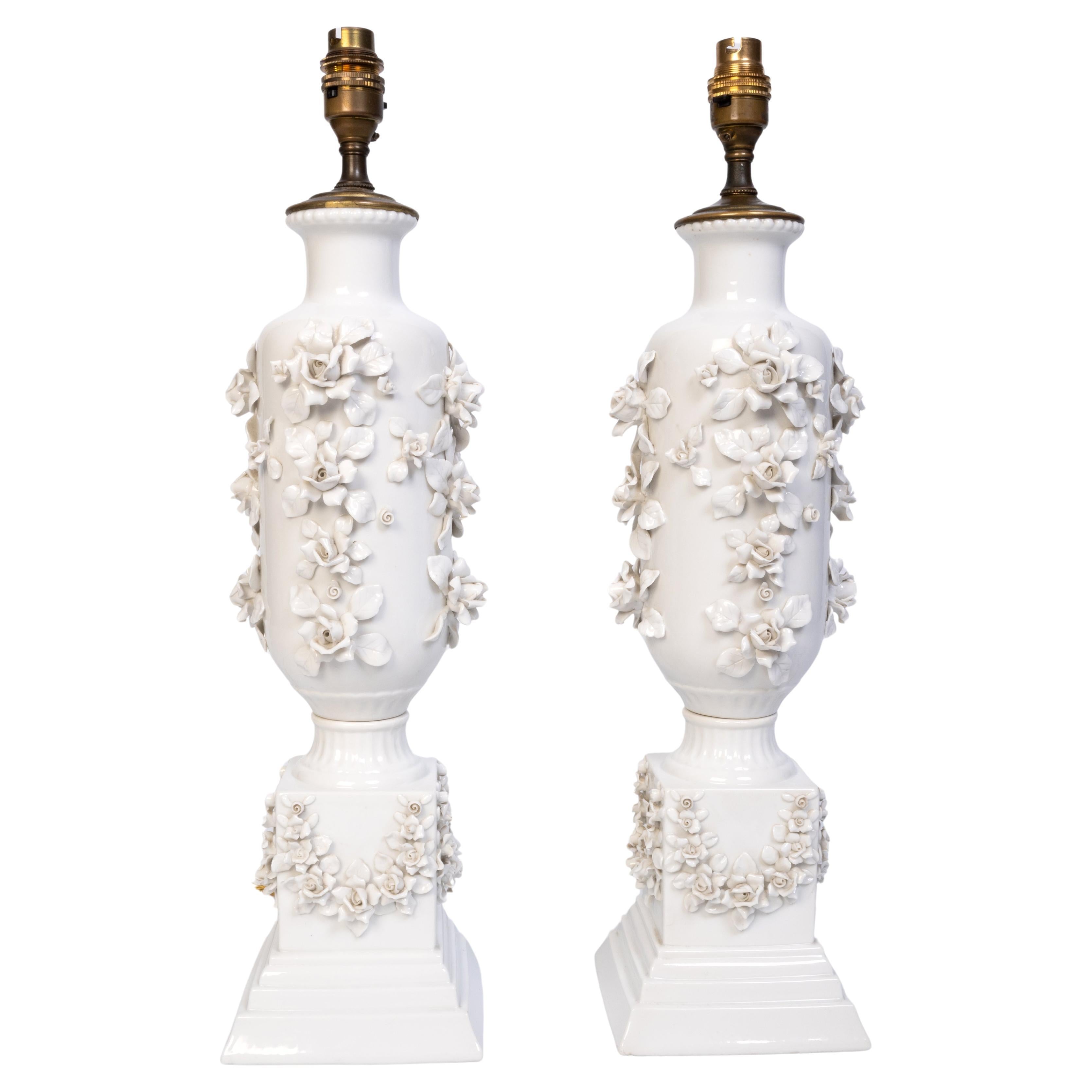 Paire de lampes de bureau japonaises anciennes en porcelaine blanche incrustées de fleurs  C.1920 en vente