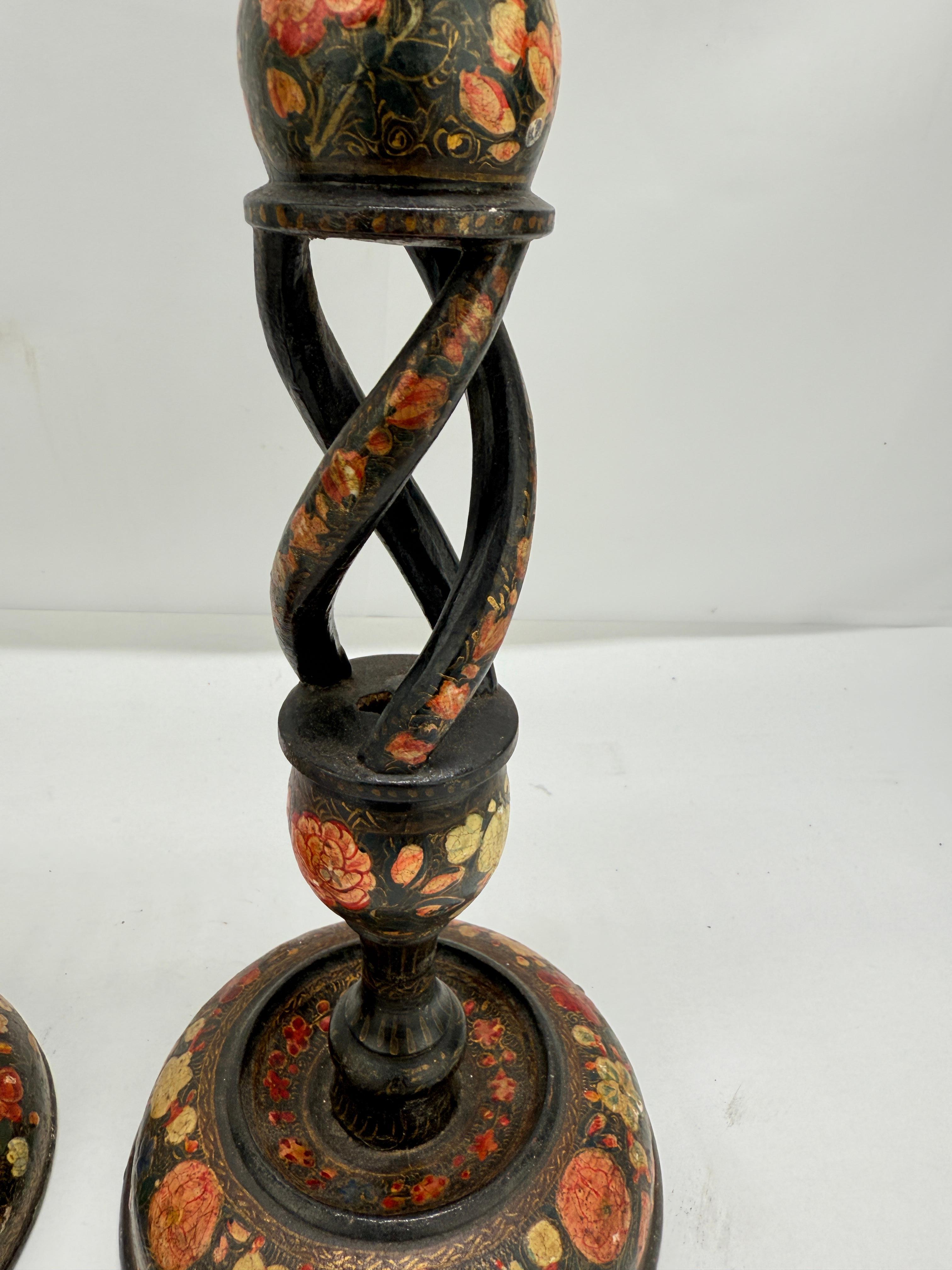 Paar, antike Kashmiri Barley Twist Polychrome dekoriert Kerzenständer 16