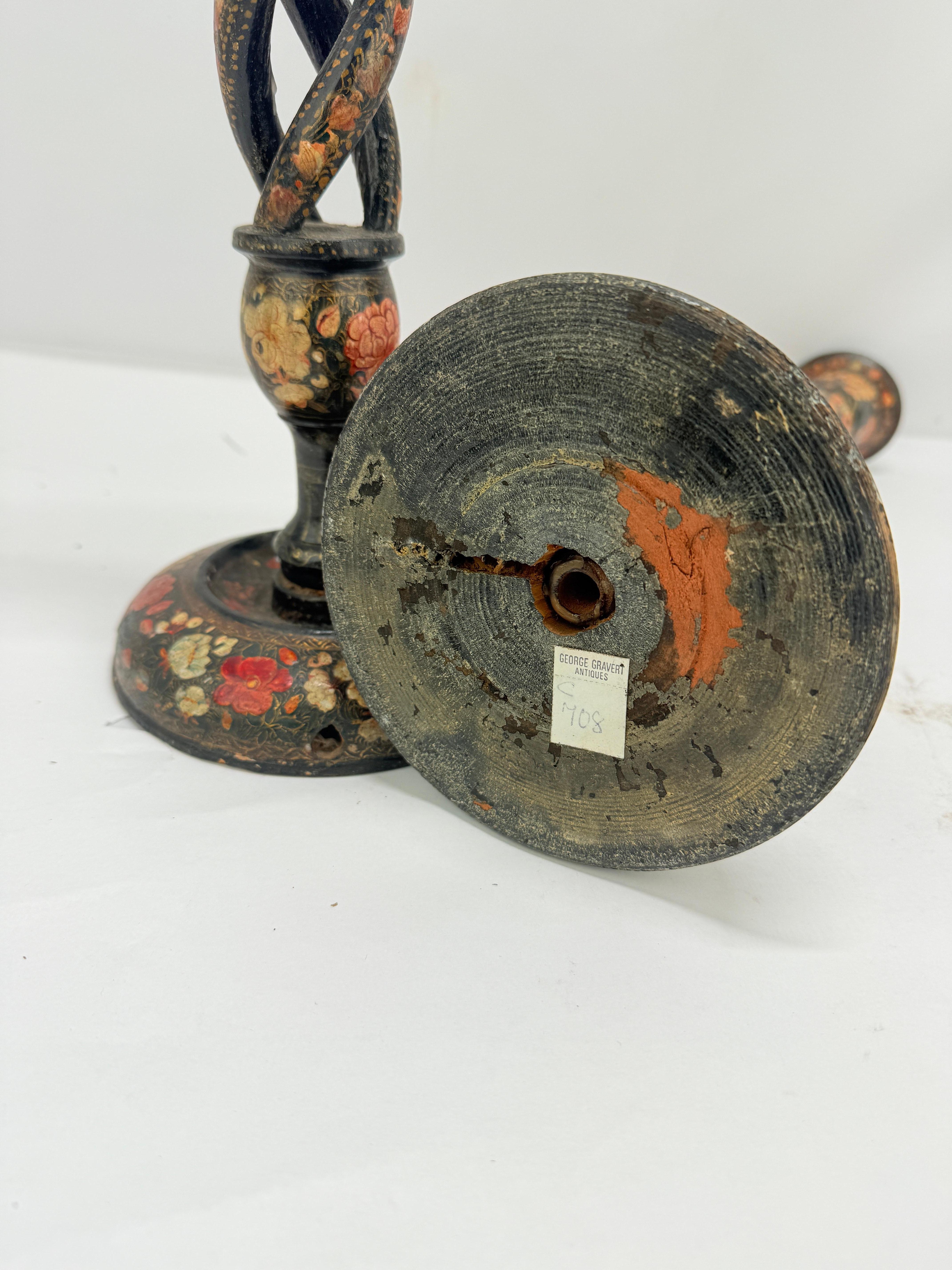 Paar, antike Kashmiri Barley Twist Polychrome dekoriert Kerzenständer 16