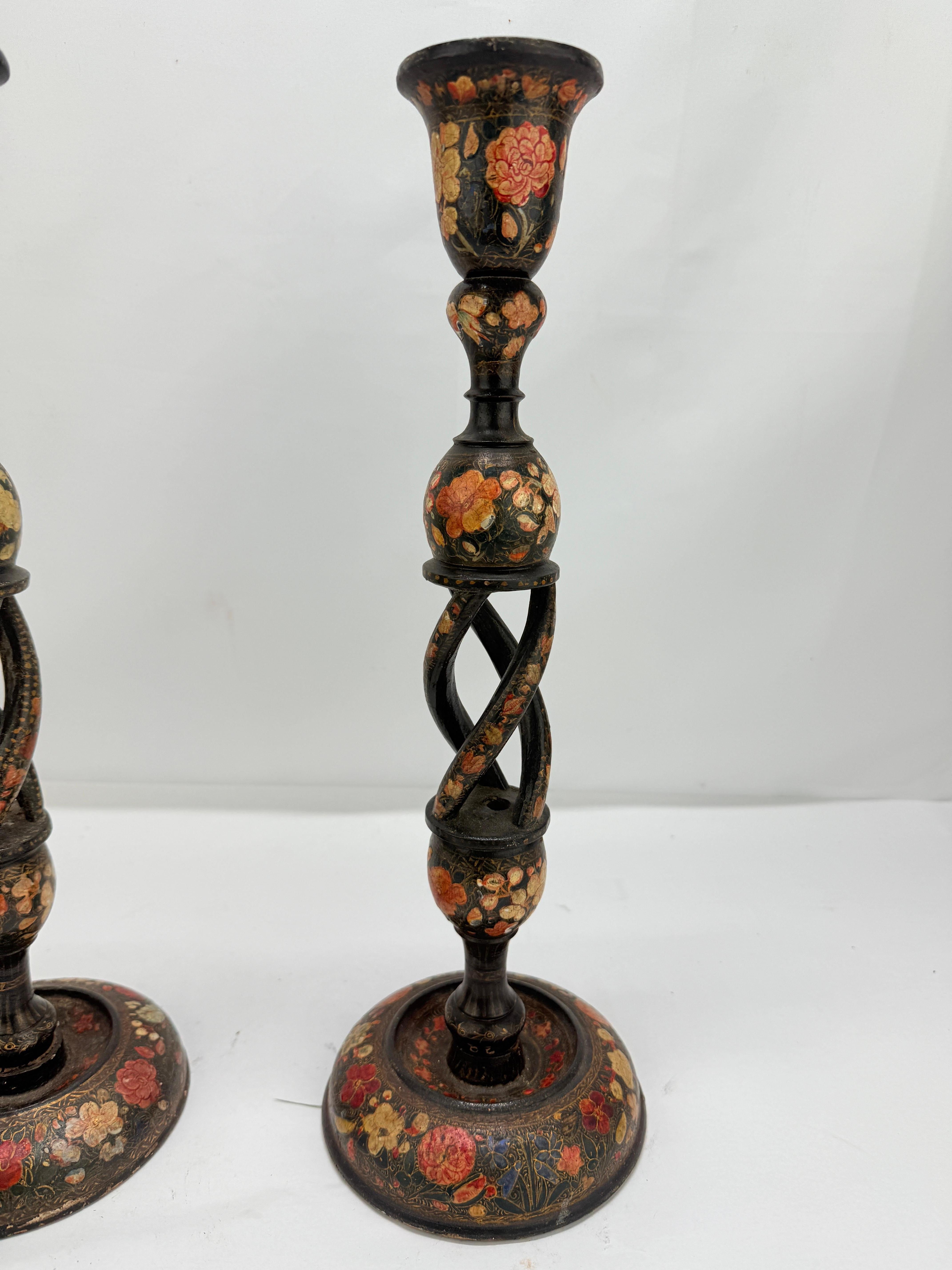 Paar, antike Kashmiri Barley Twist Polychrome dekoriert Kerzenständer 16