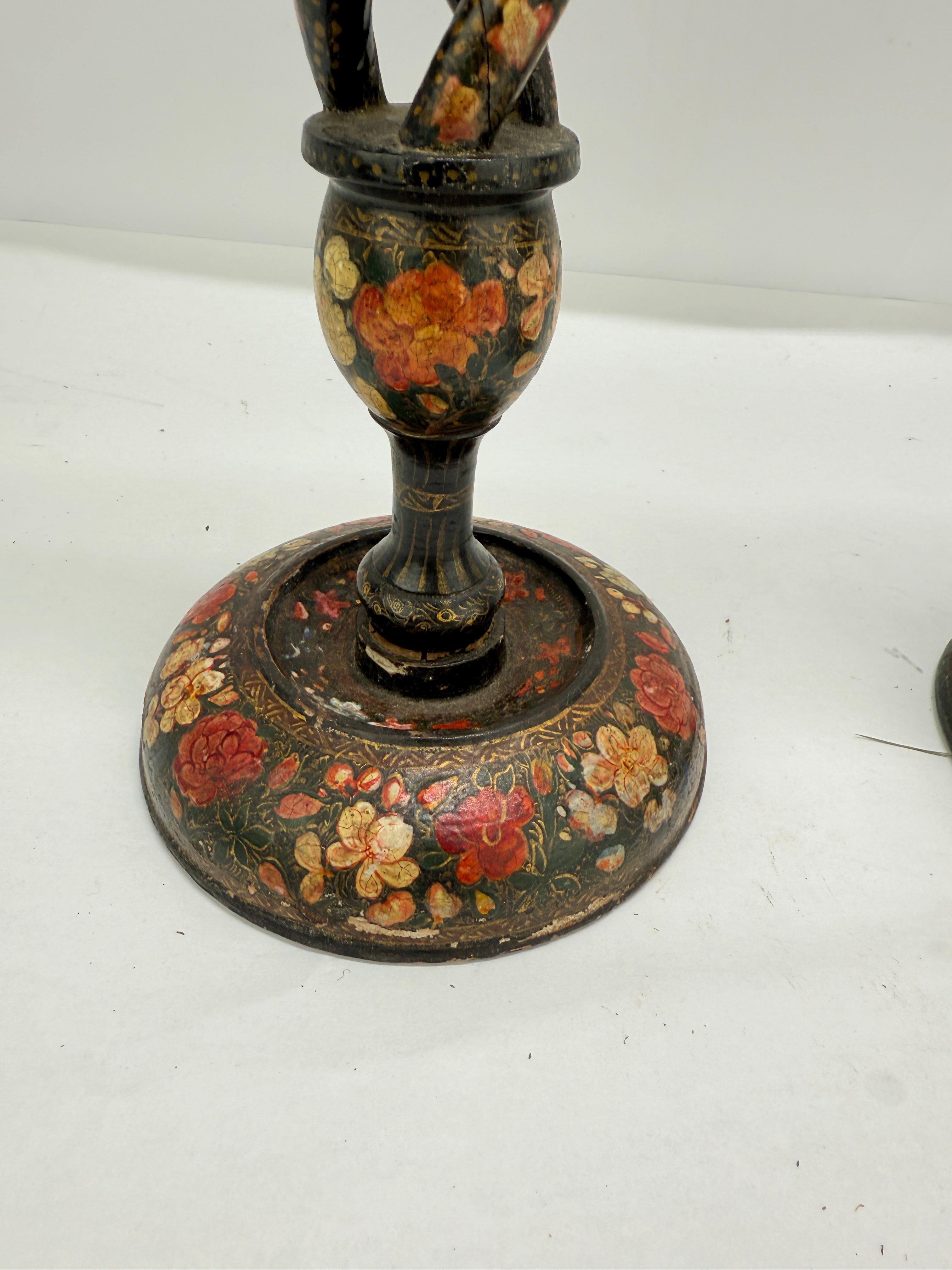 Paar, antike Kashmiri Barley Twist Polychrome dekoriert Kerzenständer 16