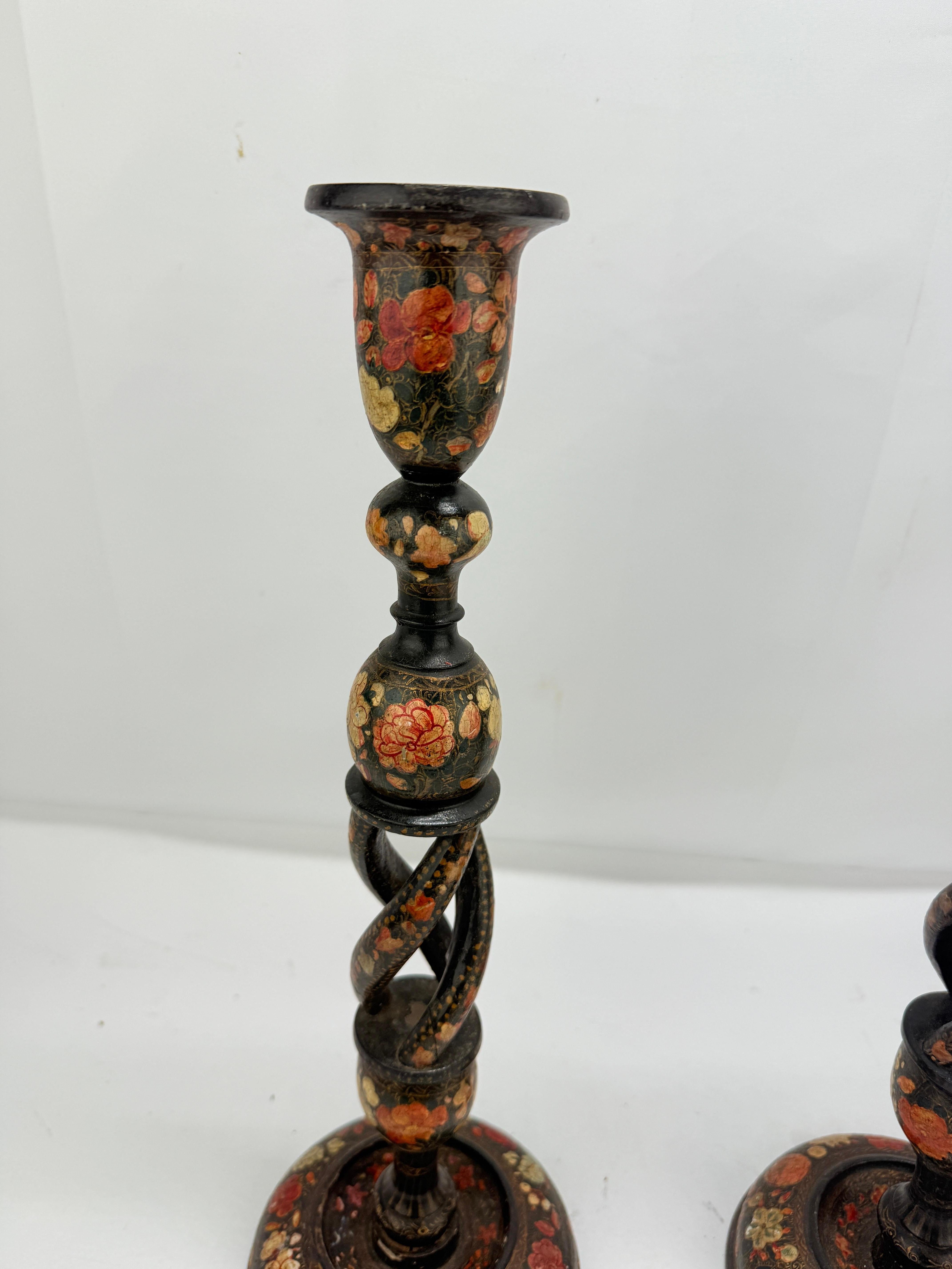 Paar, antike Kashmiri Barley Twist Polychrome dekoriert Kerzenständer 16