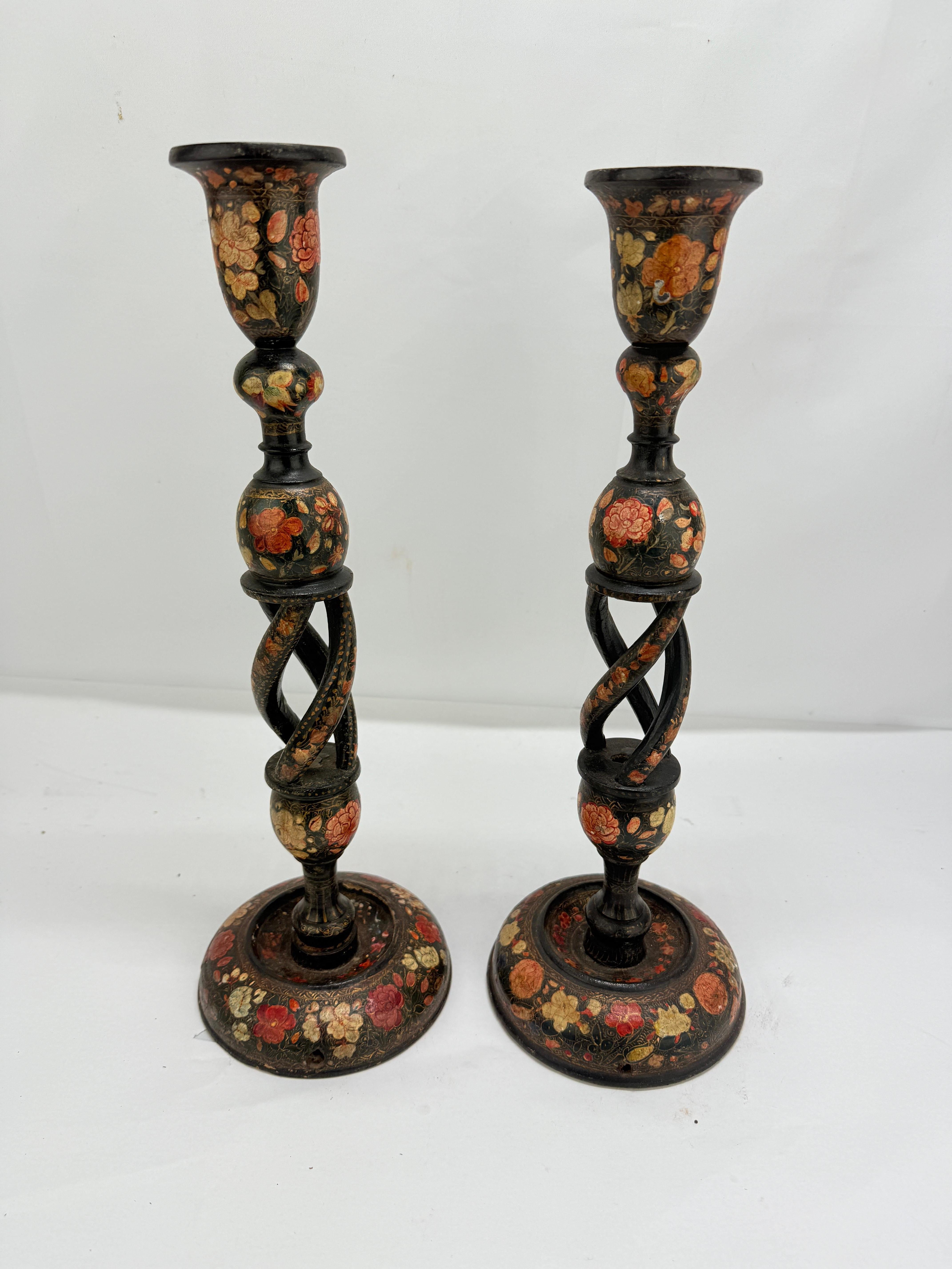 Paar, antike Kashmiri Barley Twist Polychrome dekoriert Kerzenständer 16