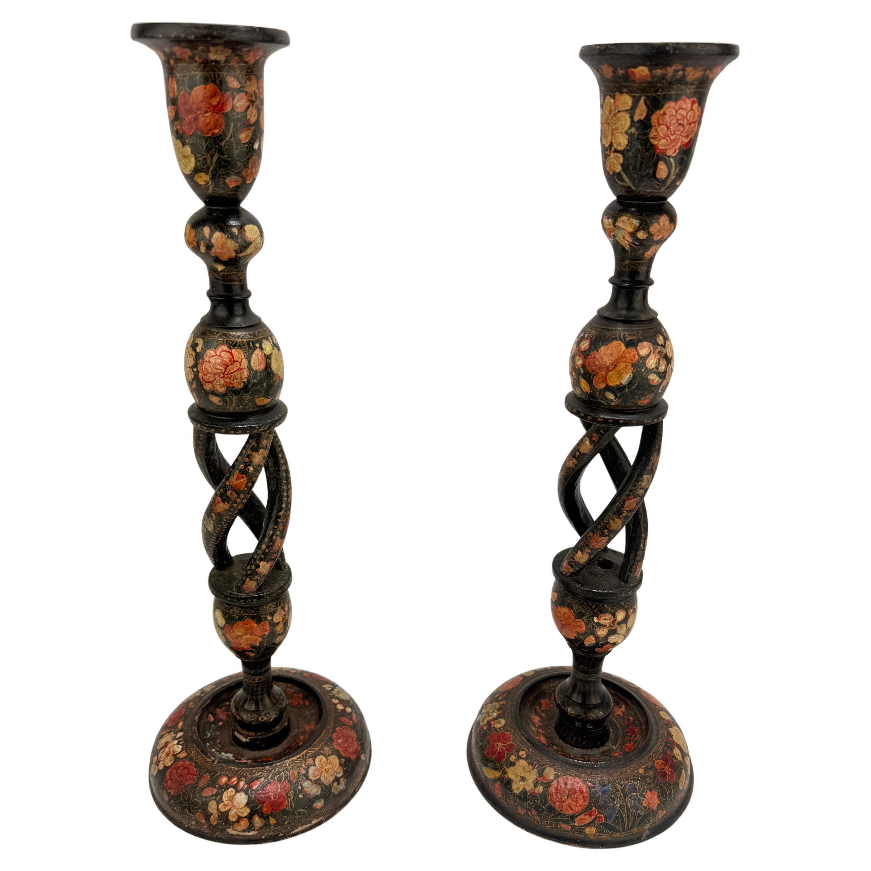Paar, antike Kashmiri Barley Twist Polychrome dekoriert Kerzenständer 16" im Angebot