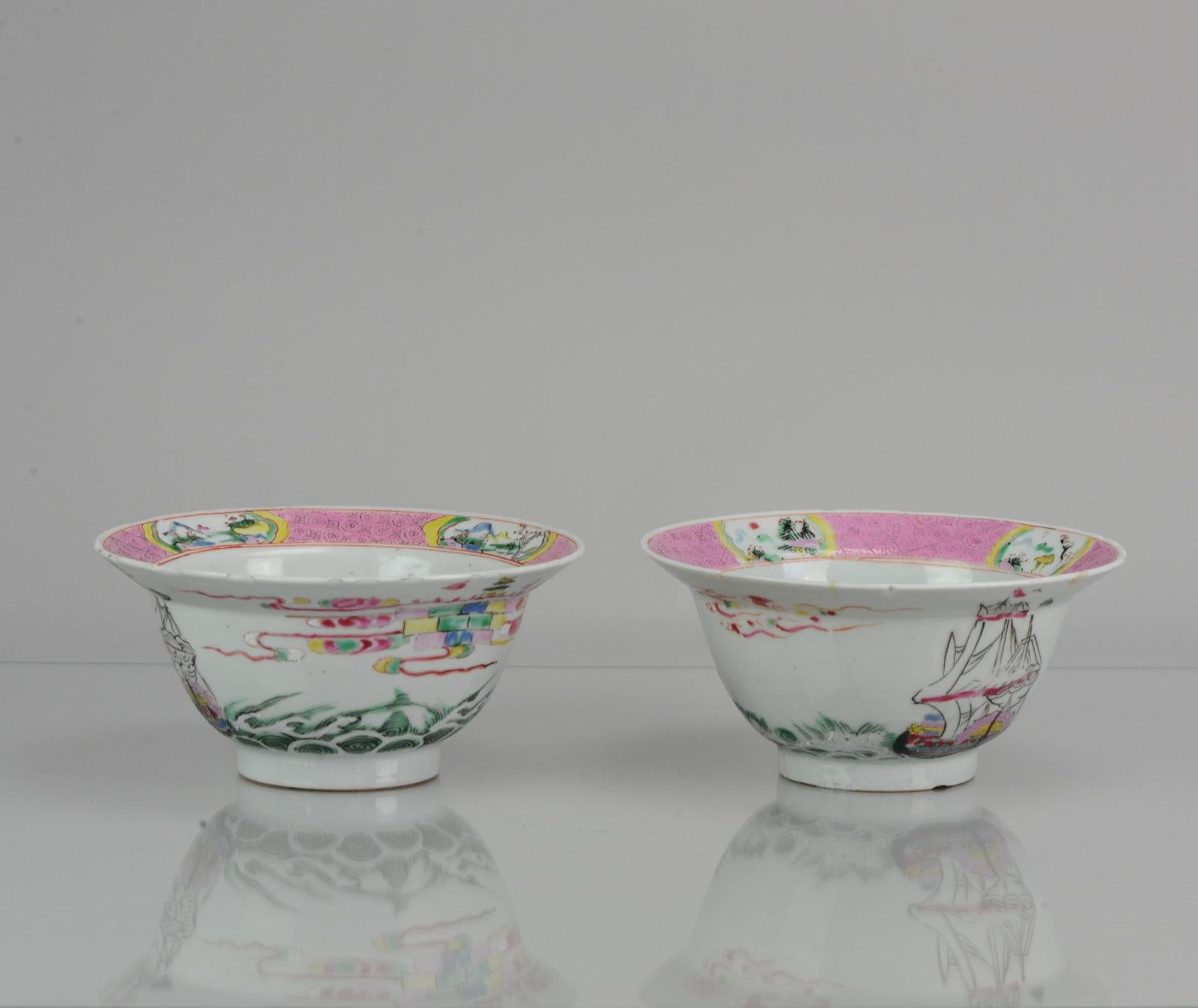 Porcelaine Paire de bateaux de marchands anciens Klapmutsen chinois du 18ème siècle Yongzheng Famille Rose en vente