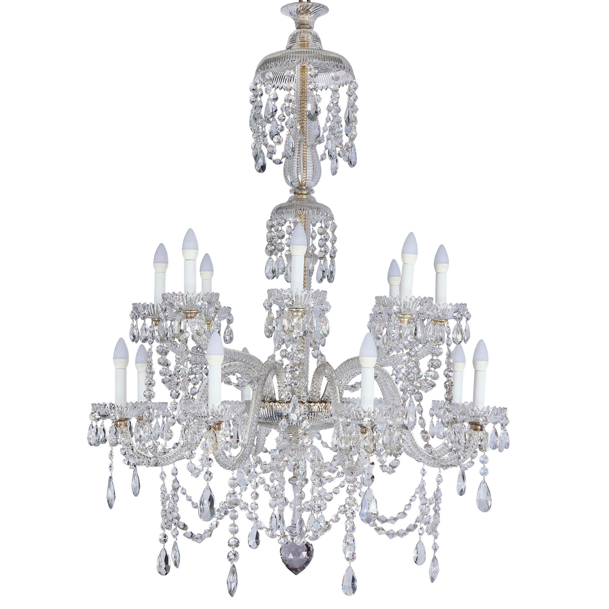 Coppia di lampadari antichi di grandi dimensioni in vetro trasparente tagliato inglese Perry & Co.
Inglese, 1840 ca.
Altezza 140 cm, diametro 97 cm

Questa superba coppia di lampadari è attribuita a Perry & Co., uno dei più stimati produttori di