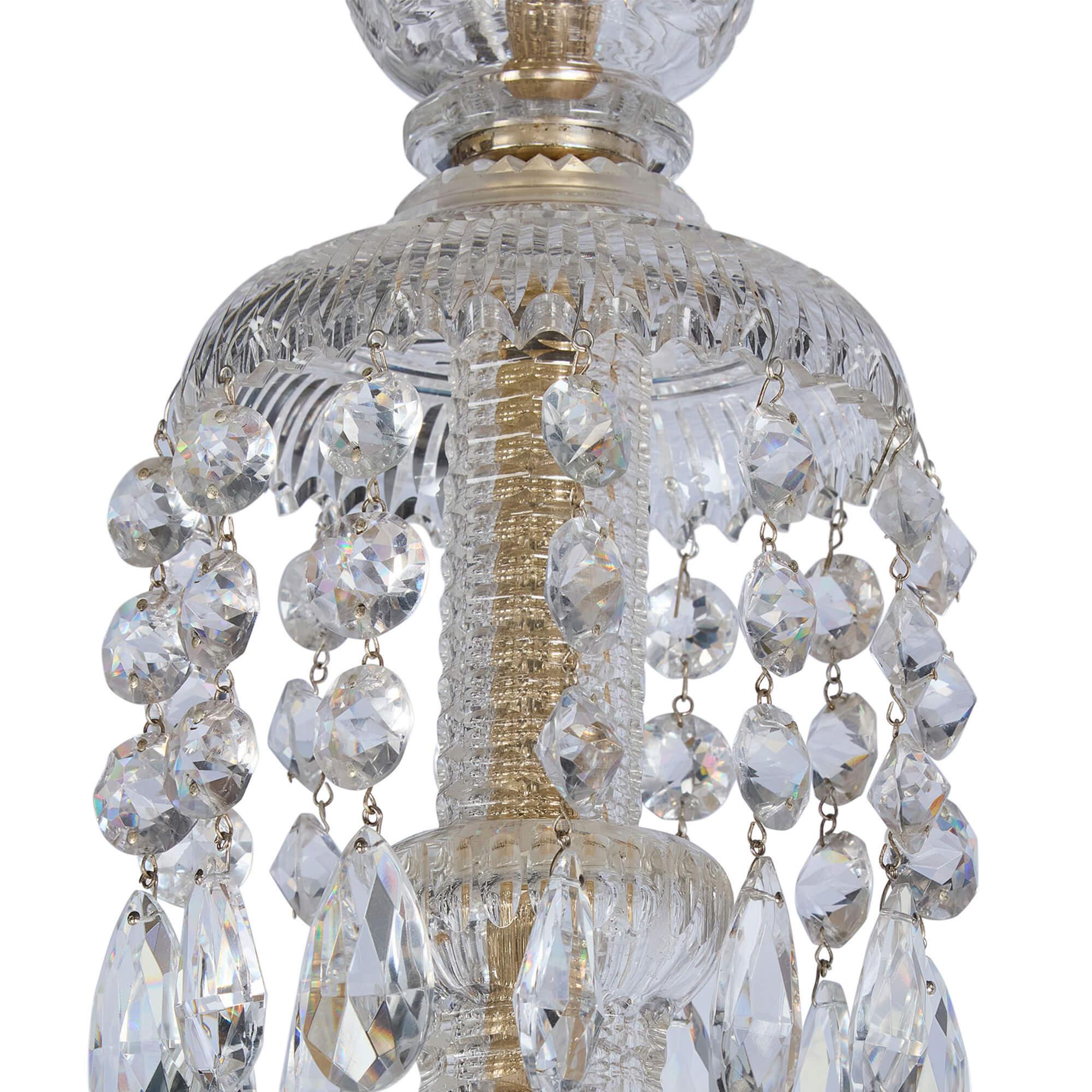 Inglese Coppia di lampadari antichi di grandi dimensioni in vetro trasparente tagliato inglese Perry & Co. in vendita