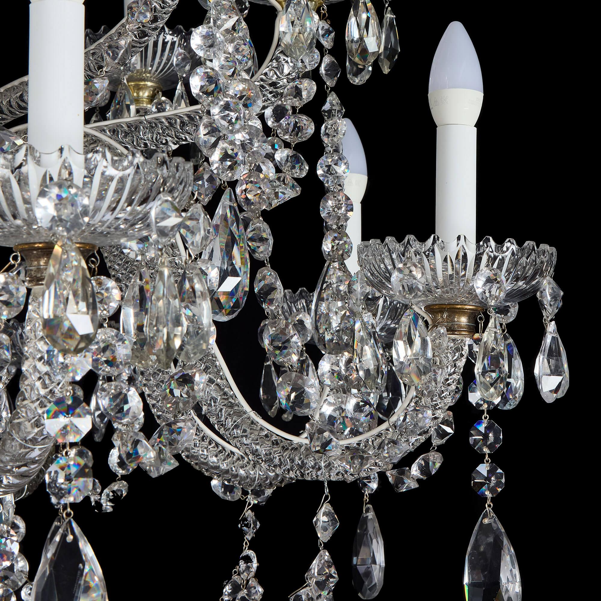 Coppia di lampadari antichi di grandi dimensioni in vetro trasparente tagliato inglese Perry & Co. in vendita 1