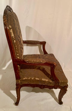 Paire de fauteuils français anciens de grande taille