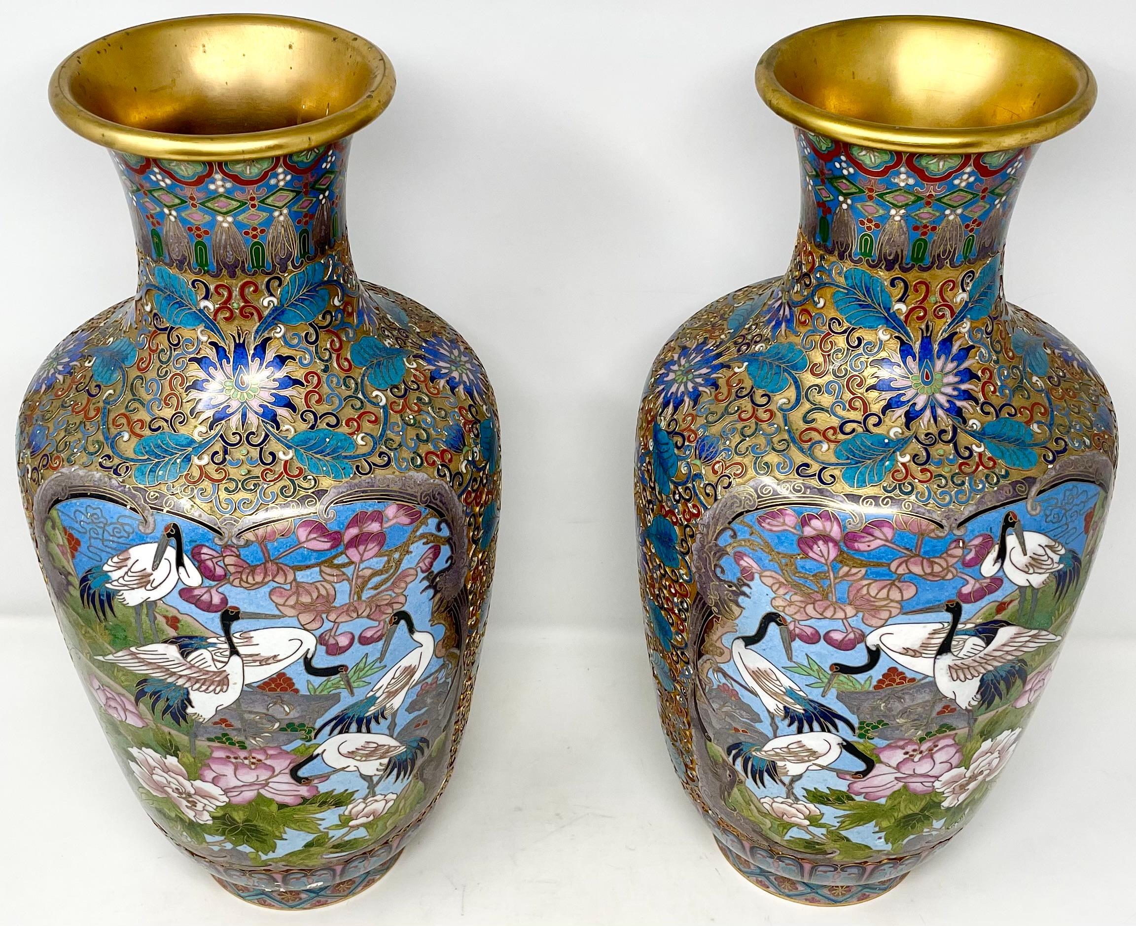 Pareja de jarrones antiguos de esmalte cloisonné chino de finales del siglo XIX. en Bueno estado para la venta en New Orleans, LA