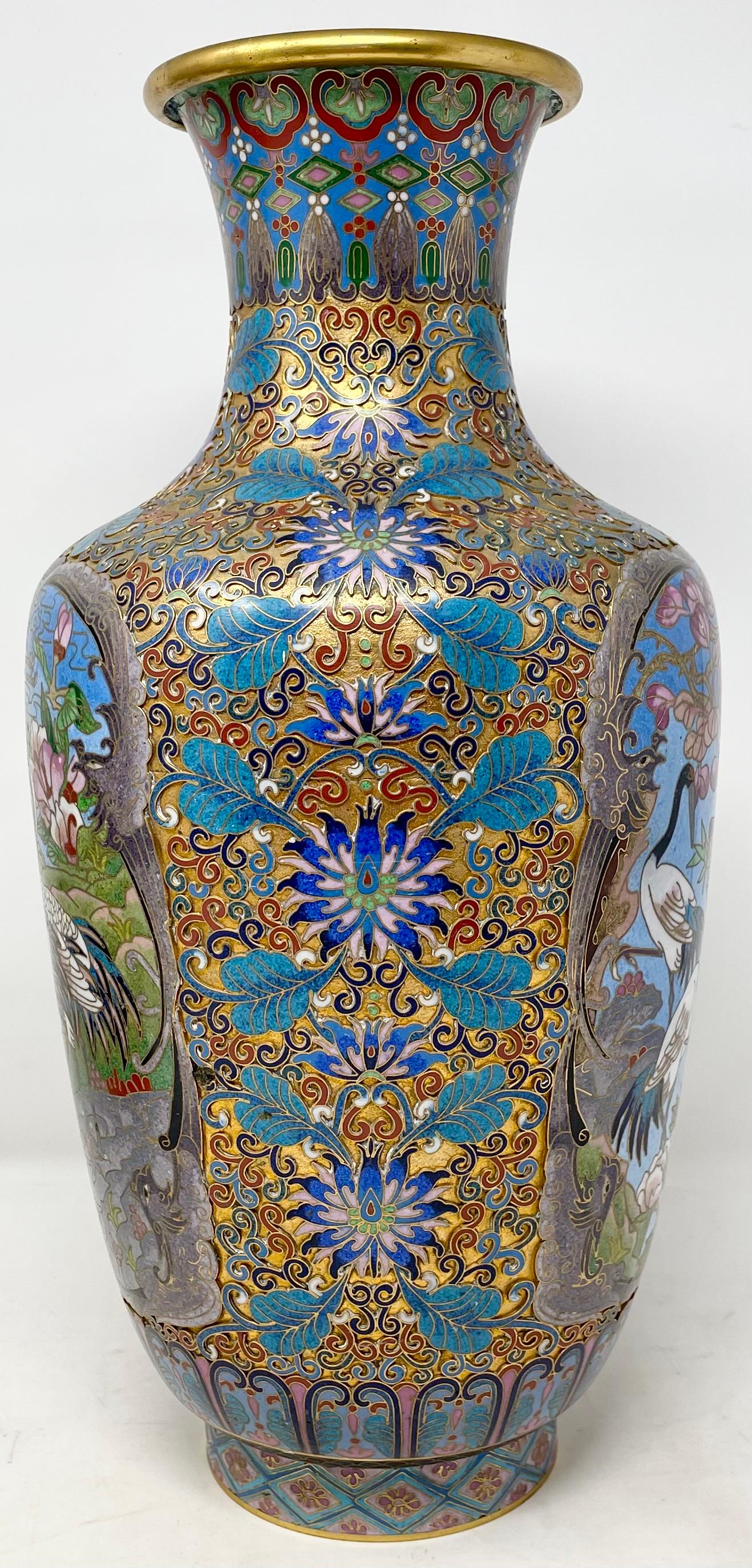 Pareja de jarrones antiguos de esmalte cloisonné chino de finales del siglo XIX. en venta 3