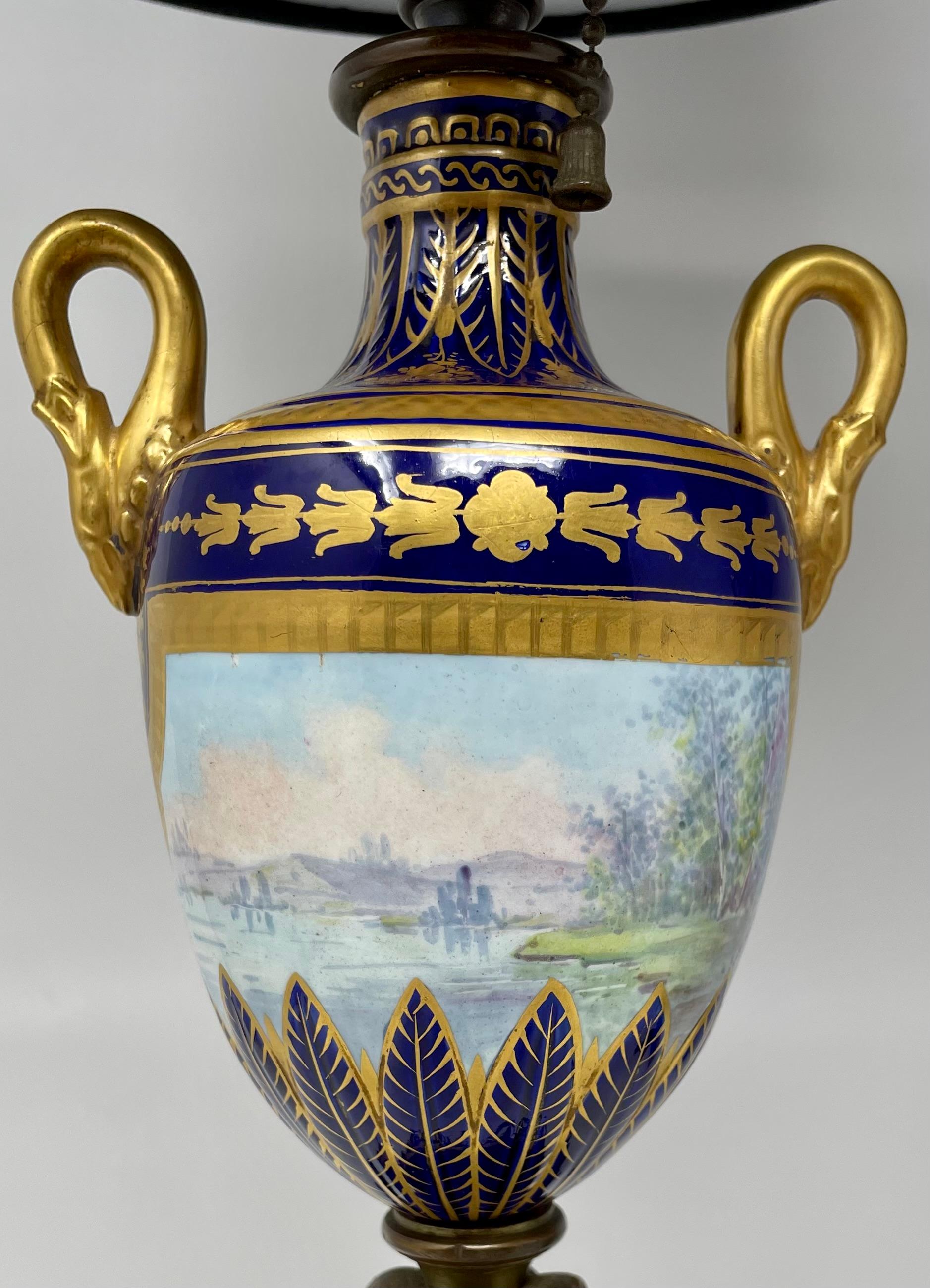 Paire de lampes anciennes de la fin du 19e siècle en porcelaine française bleu cobalt et or. en vente 4