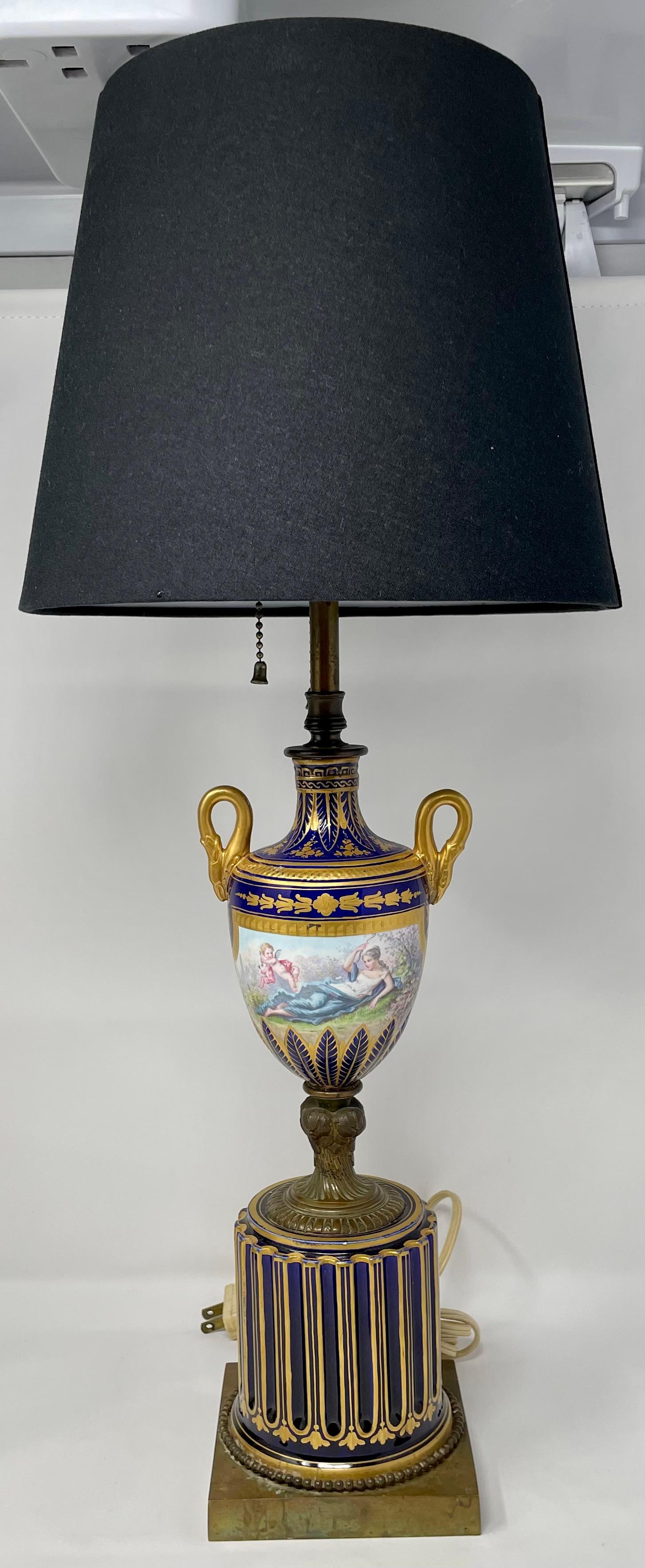 Paire d'anciennes lampes en porcelaine bleu cobalt et or de la fin du 19e siècle.
Abat-jour : 10