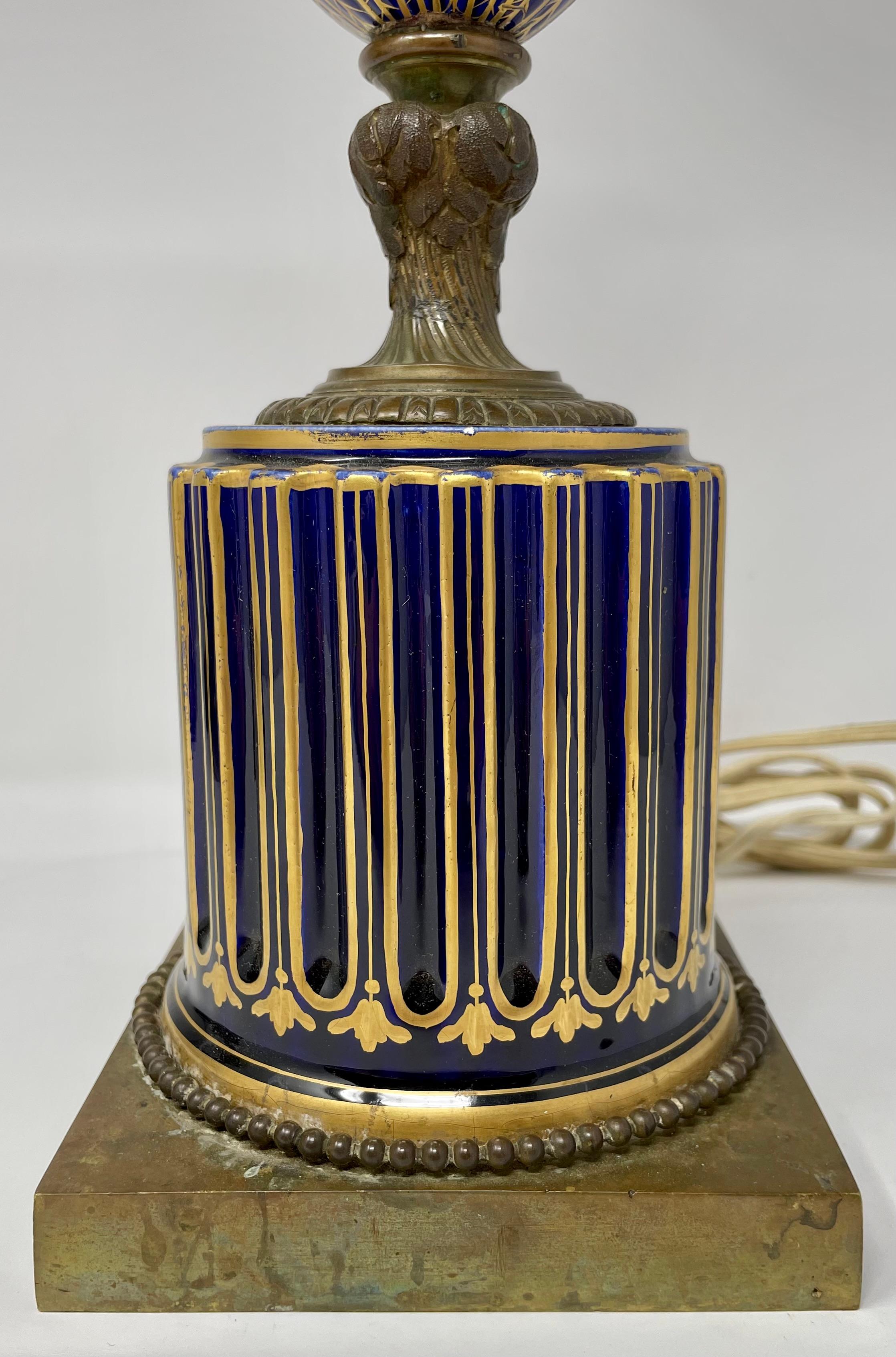 Français Paire de lampes anciennes de la fin du 19e siècle en porcelaine française bleu cobalt et or. en vente