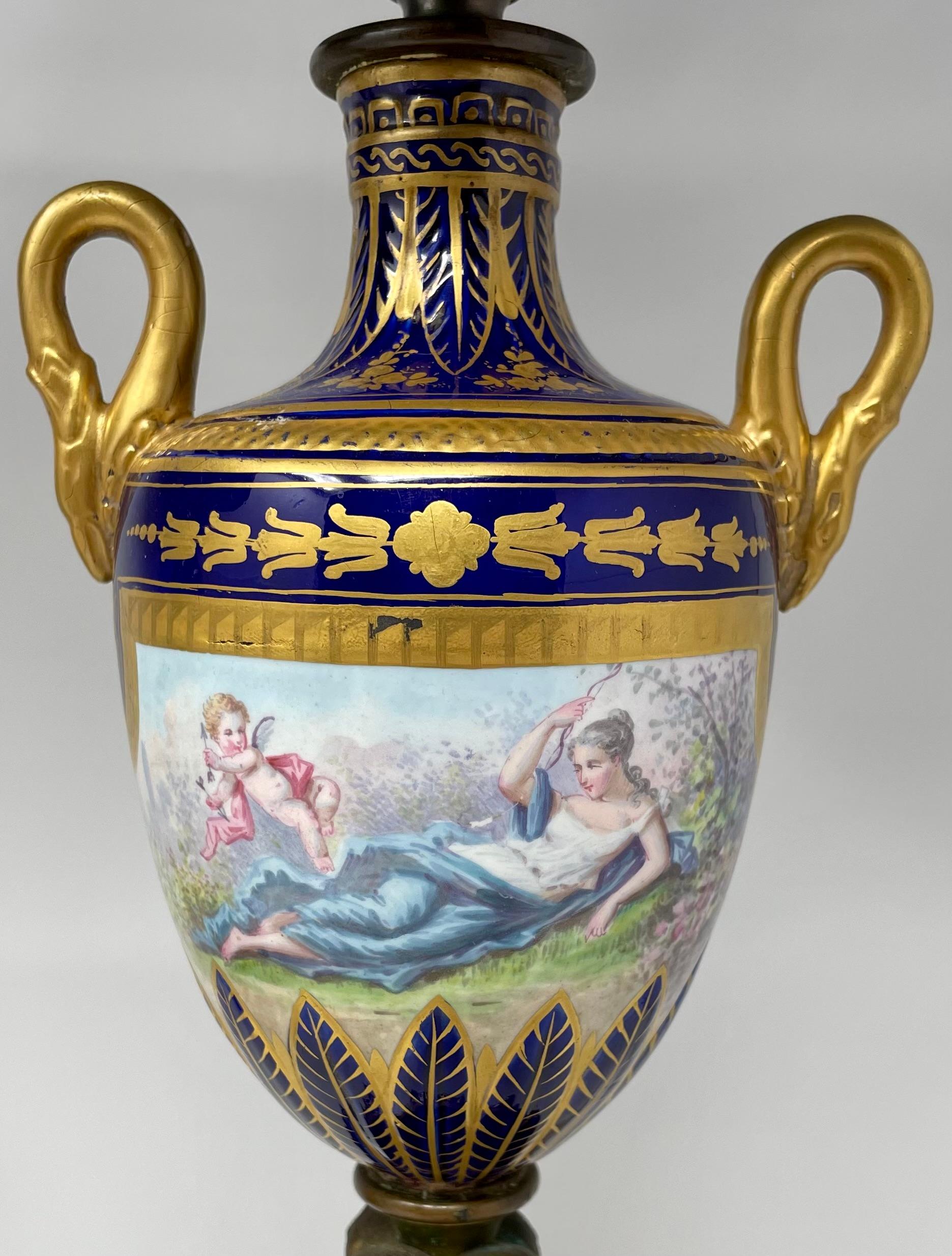 Paire de lampes anciennes de la fin du 19e siècle en porcelaine française bleu cobalt et or. Bon état - En vente à New Orleans, LA