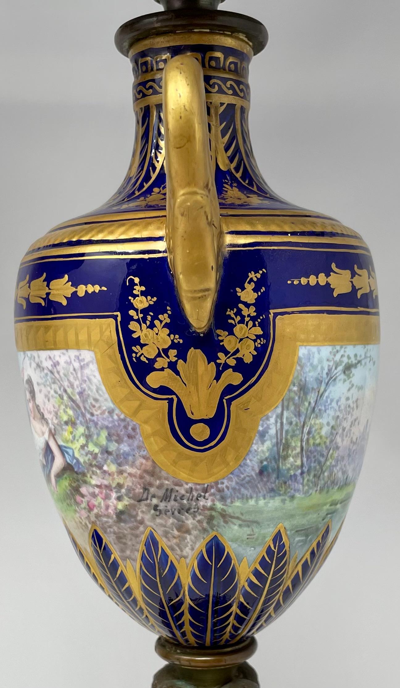 XIXe siècle Paire de lampes anciennes de la fin du 19e siècle en porcelaine française bleu cobalt et or. en vente